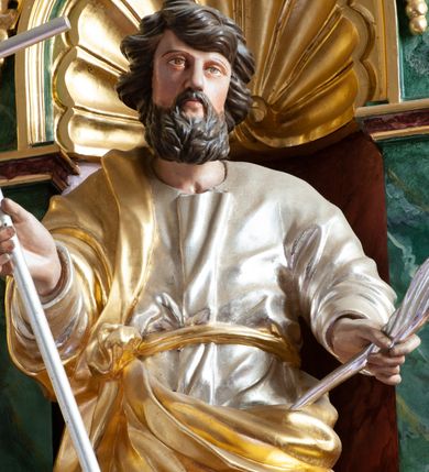 Zdjęcie nr 12: Nastawa architektoniczna, dwukondygnacyjna, pierwsza kondygnacja trójosiowa, druga jednoosiowa, z bramkami, ustawiona na cokole z wyodrębnionymi prostopadłościanami. Ołtarz murowany, w drewnianej obudowie, mensa drewniana. Boki ołtarza dekorowane malowanymi przedstawieniami nawiązującymi do alegorii Eucharystii, na prawym stół pokładny z chlebami pokładnymi, na lewym menora. Antepedium ujęte ramą, w polu trzy owalne pola, w środkowym ukazany Przybytek Świątyni Jerozolimskiej, w prawym ołtarz ofiary całopalnej, w lewym Arka Przymierza. Pola ujęte są malowanymi gałązkami oliwnymi. Oś środkowa pierwszej kondygnacji wydzielona parą kolumn o kapitelach kompozytowych, dźwigających pełne belkowanie, nad polem głównym wyłamane na kształt łuku odcinkowego, z przerwanym architrawem. Na belkowaniu fragmenty przerwanego półkolistego przyczółka z cokołami na figury św. Jadwigi Śląskiej i św. Elżbiety oraz rzeźby klęczących aniołów. Fryz dekorowany stylizowaną małżowiną i uskrzydlonymi główkami anielskimi. W polu środkowym wnęka w formie stojącego prostokąta zamkniętego łukiem odcinkowym, ujęta wąską ramą, flankowana lizenami zdobionymi wicią winnego grona. W polu obraz Wszystkich Świętych adorujących Trójcę Świętą. Na osiach bocznych nisze z konchami zdobionymi stylizowaną małżowiną, w których na wspornikach stoją figury św. Filipa i św. Jakuba Większego. Kondygnacja ujęta uszami utworzonymi z ornamentu małżowinowo-chrząstkowego i uskrzydlonych główek anielskich z czubami. 
Druga kondygnacja ustawiona na cokole, flankowana parą kolumn dźwigających pełne belkowanie, wyłamane na ich osi, oraz fragmenty zdwojonego, przerwanego, trójkątnego przyczółka z cokołami na figury św. Szczepana i św. Wawrzyńca. Fryz dekorowany małżowiną, rautami i uskrzydloną główką anielską. W centralnym punkcie belkowania cokół zakończony gzymsem, dekorowanym uskrzydloną główką anielską, z figurą św. Michała Archanioła. W polu głęboka wnęka w formie kwadratu, zamkniętego z dwóch stron łukami odcinkowymi nadwieszonymi, ujęta profilowaną ramą, z figurą Marki Boskiej Niepokalanie Poczętej, w glorii promienistej. Pole dekorowane małżowiną. 
Bramki umieszczone w przestrzeni dobudowanego do nastawy cokołu, wyodrębnione z niego. Przejścia w formie stojącego prostokąta zamkniętego łukiem półkolistym nadwieszonym, flankowane stylizowanymi pilastrami o trzonach dekorowanych stylizowaną wstęgą z akantem, dźwigającymi imposty zdobione rozetami. Na bramkach, na niskich cokołach małe aedicule z konchami, ujęte parami półkolumienek, dekorowane z trzech stron wstęgą z akantem przechodzącą w rogi obfitości z kampanulami oraz wicią roślinną z anthemionem. W aediculach figury św. Piotra i św. Pawła. Drzwiczki z malowanymi przedstawieniami św. Katarzyny Aleksandryjskiej  i św. Barbary. Struktura polichromowana w sposób imitujący marmoryzację w różnych odcieniach zieleni, kolumny, ornamentyka i profile złocone. 

