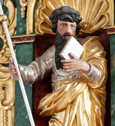 Zdjęcie nr 5: Nastawa architektoniczna, dwukondygnacyjna, pierwsza kondygnacja trójosiowa, druga jednoosiowa, z bramkami, ustawiona na cokole z wyodrębnionymi prostopadłościanami. Ołtarz murowany, w drewnianej obudowie, mensa drewniana. Boki ołtarza dekorowane malowanymi przedstawieniami nawiązującymi do alegorii Eucharystii, na prawym stół pokładny z chlebami pokładnymi, na lewym menora. Antepedium ujęte ramą, w polu trzy owalne pola, w środkowym ukazany Przybytek Świątyni Jerozolimskiej, w prawym ołtarz ofiary całopalnej, w lewym Arka Przymierza. Pola ujęte są malowanymi gałązkami oliwnymi. Oś środkowa pierwszej kondygnacji wydzielona parą kolumn o kapitelach kompozytowych, dźwigających pełne belkowanie, nad polem głównym wyłamane na kształt łuku odcinkowego, z przerwanym architrawem. Na belkowaniu fragmenty przerwanego półkolistego przyczółka z cokołami na figury św. Jadwigi Śląskiej i św. Elżbiety oraz rzeźby klęczących aniołów. Fryz dekorowany stylizowaną małżowiną i uskrzydlonymi główkami anielskimi. W polu środkowym wnęka w formie stojącego prostokąta zamkniętego łukiem odcinkowym, ujęta wąską ramą, flankowana lizenami zdobionymi wicią winnego grona. W polu obraz Wszystkich Świętych adorujących Trójcę Świętą. Na osiach bocznych nisze z konchami zdobionymi stylizowaną małżowiną, w których na wspornikach stoją figury św. Filipa i św. Jakuba Większego. Kondygnacja ujęta uszami utworzonymi z ornamentu małżowinowo-chrząstkowego i uskrzydlonych główek anielskich z czubami. 
Druga kondygnacja ustawiona na cokole, flankowana parą kolumn dźwigających pełne belkowanie, wyłamane na ich osi, oraz fragmenty zdwojonego, przerwanego, trójkątnego przyczółka z cokołami na figury św. Szczepana i św. Wawrzyńca. Fryz dekorowany małżowiną, rautami i uskrzydloną główką anielską. W centralnym punkcie belkowania cokół zakończony gzymsem, dekorowanym uskrzydloną główką anielską, z figurą św. Michała Archanioła. W polu głęboka wnęka w formie kwadratu, zamkniętego z dwóch stron łukami odcinkowymi nadwieszonymi, ujęta profilowaną ramą, z figurą Marki Boskiej Niepokalanie Poczętej, w glorii promienistej. Pole dekorowane małżowiną. 
Bramki umieszczone w przestrzeni dobudowanego do nastawy cokołu, wyodrębnione z niego. Przejścia w formie stojącego prostokąta zamkniętego łukiem półkolistym nadwieszonym, flankowane stylizowanymi pilastrami o trzonach dekorowanych stylizowaną wstęgą z akantem, dźwigającymi imposty zdobione rozetami. Na bramkach, na niskich cokołach małe aedicule z konchami, ujęte parami półkolumienek, dekorowane z trzech stron wstęgą z akantem przechodzącą w rogi obfitości z kampanulami oraz wicią roślinną z anthemionem. W aediculach figury św. Piotra i św. Pawła. Drzwiczki z malowanymi przedstawieniami św. Katarzyny Aleksandryjskiej  i św. Barbary. Struktura polichromowana w sposób imitujący marmoryzację w różnych odcieniach zieleni, kolumny, ornamentyka i profile złocone. 

