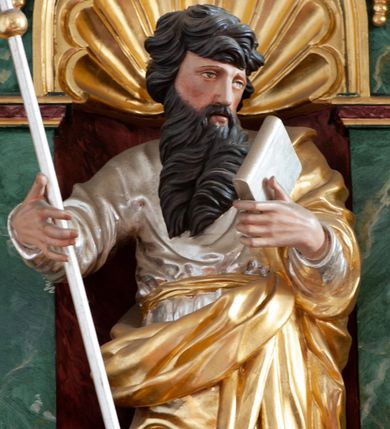 Zdjęcie nr 6: Nastawa architektoniczna, dwukondygnacyjna, pierwsza kondygnacja trójosiowa, druga jednoosiowa, z bramkami, ustawiona na cokole z wyodrębnionymi prostopadłościanami. Ołtarz murowany, w drewnianej obudowie, mensa drewniana. Boki ołtarza dekorowane malowanymi przedstawieniami nawiązującymi do alegorii Eucharystii, na prawym stół pokładny z chlebami pokładnymi, na lewym menora. Antepedium ujęte ramą, w polu trzy owalne pola, w środkowym ukazany Przybytek Świątyni Jerozolimskiej, w prawym ołtarz ofiary całopalnej, w lewym Arka Przymierza. Pola ujęte są malowanymi gałązkami oliwnymi. Oś środkowa pierwszej kondygnacji wydzielona parą kolumn o kapitelach kompozytowych, dźwigających pełne belkowanie, nad polem głównym wyłamane na kształt łuku odcinkowego, z przerwanym architrawem. Na belkowaniu fragmenty przerwanego półkolistego przyczółka z cokołami na figury św. Jadwigi Śląskiej i św. Elżbiety oraz rzeźby klęczących aniołów. Fryz dekorowany stylizowaną małżowiną i uskrzydlonymi główkami anielskimi. W polu środkowym wnęka w formie stojącego prostokąta zamkniętego łukiem odcinkowym, ujęta wąską ramą, flankowana lizenami zdobionymi wicią winnego grona. W polu obraz Wszystkich Świętych adorujących Trójcę Świętą. Na osiach bocznych nisze z konchami zdobionymi stylizowaną małżowiną, w których na wspornikach stoją figury św. Filipa i św. Jakuba Większego. Kondygnacja ujęta uszami utworzonymi z ornamentu małżowinowo-chrząstkowego i uskrzydlonych główek anielskich z czubami. 
Druga kondygnacja ustawiona na cokole, flankowana parą kolumn dźwigających pełne belkowanie, wyłamane na ich osi, oraz fragmenty zdwojonego, przerwanego, trójkątnego przyczółka z cokołami na figury św. Szczepana i św. Wawrzyńca. Fryz dekorowany małżowiną, rautami i uskrzydloną główką anielską. W centralnym punkcie belkowania cokół zakończony gzymsem, dekorowanym uskrzydloną główką anielską, z figurą św. Michała Archanioła. W polu głęboka wnęka w formie kwadratu, zamkniętego z dwóch stron łukami odcinkowymi nadwieszonymi, ujęta profilowaną ramą, z figurą Marki Boskiej Niepokalanie Poczętej, w glorii promienistej. Pole dekorowane małżowiną. 
Bramki umieszczone w przestrzeni dobudowanego do nastawy cokołu, wyodrębnione z niego. Przejścia w formie stojącego prostokąta zamkniętego łukiem półkolistym nadwieszonym, flankowane stylizowanymi pilastrami o trzonach dekorowanych stylizowaną wstęgą z akantem, dźwigającymi imposty zdobione rozetami. Na bramkach, na niskich cokołach małe aedicule z konchami, ujęte parami półkolumienek, dekorowane z trzech stron wstęgą z akantem przechodzącą w rogi obfitości z kampanulami oraz wicią roślinną z anthemionem. W aediculach figury św. Piotra i św. Pawła. Drzwiczki z malowanymi przedstawieniami św. Katarzyny Aleksandryjskiej  i św. Barbary. Struktura polichromowana w sposób imitujący marmoryzację w różnych odcieniach zieleni, kolumny, ornamentyka i profile złocone. 

