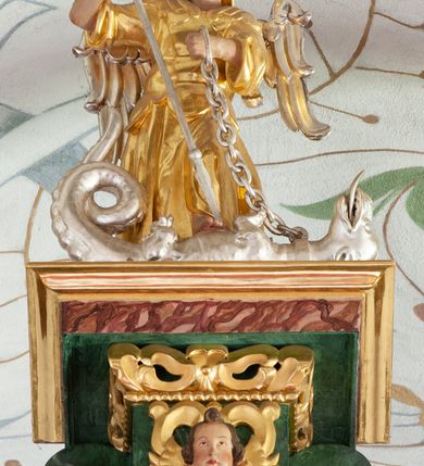 Zdjęcie nr 39: Nastawa architektoniczna, dwukondygnacyjna, pierwsza kondygnacja trójosiowa, druga jednoosiowa, z bramkami, ustawiona na cokole z wyodrębnionymi prostopadłościanami. Ołtarz murowany, w drewnianej obudowie, mensa drewniana. Boki ołtarza dekorowane malowanymi przedstawieniami nawiązującymi do alegorii Eucharystii, na prawym stół pokładny z chlebami pokładnymi, na lewym menora. Antepedium ujęte ramą, w polu trzy owalne pola, w środkowym ukazany Przybytek Świątyni Jerozolimskiej, w prawym ołtarz ofiary całopalnej, w lewym Arka Przymierza. Pola ujęte są malowanymi gałązkami oliwnymi. Oś środkowa pierwszej kondygnacji wydzielona parą kolumn o kapitelach kompozytowych, dźwigających pełne belkowanie, nad polem głównym wyłamane na kształt łuku odcinkowego, z przerwanym architrawem. Na belkowaniu fragmenty przerwanego półkolistego przyczółka z cokołami na figury św. Jadwigi Śląskiej i św. Elżbiety oraz rzeźby klęczących aniołów. Fryz dekorowany stylizowaną małżowiną i uskrzydlonymi główkami anielskimi. W polu środkowym wnęka w formie stojącego prostokąta zamkniętego łukiem odcinkowym, ujęta wąską ramą, flankowana lizenami zdobionymi wicią winnego grona. W polu obraz Wszystkich Świętych adorujących Trójcę Świętą. Na osiach bocznych nisze z konchami zdobionymi stylizowaną małżowiną, w których na wspornikach stoją figury św. Filipa i św. Jakuba Większego. Kondygnacja ujęta uszami utworzonymi z ornamentu małżowinowo-chrząstkowego i uskrzydlonych główek anielskich z czubami. 
Druga kondygnacja ustawiona na cokole, flankowana parą kolumn dźwigających pełne belkowanie, wyłamane na ich osi, oraz fragmenty zdwojonego, przerwanego, trójkątnego przyczółka z cokołami na figury św. Szczepana i św. Wawrzyńca. Fryz dekorowany małżowiną, rautami i uskrzydloną główką anielską. W centralnym punkcie belkowania cokół zakończony gzymsem, dekorowanym uskrzydloną główką anielską, z figurą św. Michała Archanioła. W polu głęboka wnęka w formie kwadratu, zamkniętego z dwóch stron łukami odcinkowymi nadwieszonymi, ujęta profilowaną ramą, z figurą Marki Boskiej Niepokalanie Poczętej, w glorii promienistej. Pole dekorowane małżowiną. 
Bramki umieszczone w przestrzeni dobudowanego do nastawy cokołu, wyodrębnione z niego. Przejścia w formie stojącego prostokąta zamkniętego łukiem półkolistym nadwieszonym, flankowane stylizowanymi pilastrami o trzonach dekorowanych stylizowaną wstęgą z akantem, dźwigającymi imposty zdobione rozetami. Na bramkach, na niskich cokołach małe aedicule z konchami, ujęte parami półkolumienek, dekorowane z trzech stron wstęgą z akantem przechodzącą w rogi obfitości z kampanulami oraz wicią roślinną z anthemionem. W aediculach figury św. Piotra i św. Pawła. Drzwiczki z malowanymi przedstawieniami św. Katarzyny Aleksandryjskiej  i św. Barbary. Struktura polichromowana w sposób imitujący marmoryzację w różnych odcieniach zieleni, kolumny, ornamentyka i profile złocone. 

