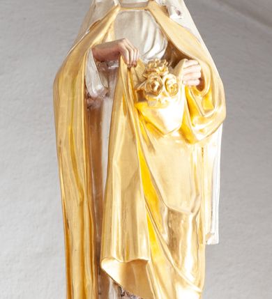 Zdjęcie nr 25: Nastawa architektoniczna, dwukondygnacyjna, pierwsza kondygnacja trójosiowa, druga jednoosiowa, z bramkami, ustawiona na cokole z wyodrębnionymi prostopadłościanami. Ołtarz murowany, w drewnianej obudowie, mensa drewniana. Boki ołtarza dekorowane malowanymi przedstawieniami nawiązującymi do alegorii Eucharystii, na prawym stół pokładny z chlebami pokładnymi, na lewym menora. Antepedium ujęte ramą, w polu trzy owalne pola, w środkowym ukazany Przybytek Świątyni Jerozolimskiej, w prawym ołtarz ofiary całopalnej, w lewym Arka Przymierza. Pola ujęte są malowanymi gałązkami oliwnymi. Oś środkowa pierwszej kondygnacji wydzielona parą kolumn o kapitelach kompozytowych, dźwigających pełne belkowanie, nad polem głównym wyłamane na kształt łuku odcinkowego, z przerwanym architrawem. Na belkowaniu fragmenty przerwanego półkolistego przyczółka z cokołami na figury św. Jadwigi Śląskiej i św. Elżbiety oraz rzeźby klęczących aniołów. Fryz dekorowany stylizowaną małżowiną i uskrzydlonymi główkami anielskimi. W polu środkowym wnęka w formie stojącego prostokąta zamkniętego łukiem odcinkowym, ujęta wąską ramą, flankowana lizenami zdobionymi wicią winnego grona. W polu obraz Wszystkich Świętych adorujących Trójcę Świętą. Na osiach bocznych nisze z konchami zdobionymi stylizowaną małżowiną, w których na wspornikach stoją figury św. Filipa i św. Jakuba Większego. Kondygnacja ujęta uszami utworzonymi z ornamentu małżowinowo-chrząstkowego i uskrzydlonych główek anielskich z czubami. 
Druga kondygnacja ustawiona na cokole, flankowana parą kolumn dźwigających pełne belkowanie, wyłamane na ich osi, oraz fragmenty zdwojonego, przerwanego, trójkątnego przyczółka z cokołami na figury św. Szczepana i św. Wawrzyńca. Fryz dekorowany małżowiną, rautami i uskrzydloną główką anielską. W centralnym punkcie belkowania cokół zakończony gzymsem, dekorowanym uskrzydloną główką anielską, z figurą św. Michała Archanioła. W polu głęboka wnęka w formie kwadratu, zamkniętego z dwóch stron łukami odcinkowymi nadwieszonymi, ujęta profilowaną ramą, z figurą Marki Boskiej Niepokalanie Poczętej, w glorii promienistej. Pole dekorowane małżowiną. 
Bramki umieszczone w przestrzeni dobudowanego do nastawy cokołu, wyodrębnione z niego. Przejścia w formie stojącego prostokąta zamkniętego łukiem półkolistym nadwieszonym, flankowane stylizowanymi pilastrami o trzonach dekorowanych stylizowaną wstęgą z akantem, dźwigającymi imposty zdobione rozetami. Na bramkach, na niskich cokołach małe aedicule z konchami, ujęte parami półkolumienek, dekorowane z trzech stron wstęgą z akantem przechodzącą w rogi obfitości z kampanulami oraz wicią roślinną z anthemionem. W aediculach figury św. Piotra i św. Pawła. Drzwiczki z malowanymi przedstawieniami św. Katarzyny Aleksandryjskiej  i św. Barbary. Struktura polichromowana w sposób imitujący marmoryzację w różnych odcieniach zieleni, kolumny, ornamentyka i profile złocone. 

