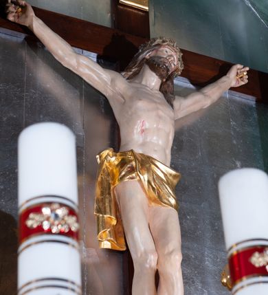 Zdjęcie nr 35: Nastawa architektoniczna, dwukondygnacyjna, pierwsza kondygnacja trójosiowa, druga jednoosiowa, z bramkami, ustawiona na cokole z wyodrębnionymi prostopadłościanami. Ołtarz murowany, w drewnianej obudowie, mensa drewniana. Boki ołtarza dekorowane malowanymi przedstawieniami nawiązującymi do alegorii Eucharystii, na prawym stół pokładny z chlebami pokładnymi, na lewym menora. Antepedium ujęte ramą, w polu trzy owalne pola, w środkowym ukazany Przybytek Świątyni Jerozolimskiej, w prawym ołtarz ofiary całopalnej, w lewym Arka Przymierza. Pola ujęte są malowanymi gałązkami oliwnymi. Oś środkowa pierwszej kondygnacji wydzielona parą kolumn o kapitelach kompozytowych, dźwigających pełne belkowanie, nad polem głównym wyłamane na kształt łuku odcinkowego, z przerwanym architrawem. Na belkowaniu fragmenty przerwanego półkolistego przyczółka z cokołami na figury św. Jadwigi Śląskiej i św. Elżbiety oraz rzeźby klęczących aniołów. Fryz dekorowany stylizowaną małżowiną i uskrzydlonymi główkami anielskimi. W polu środkowym wnęka w formie stojącego prostokąta zamkniętego łukiem odcinkowym, ujęta wąską ramą, flankowana lizenami zdobionymi wicią winnego grona. W polu obraz Wszystkich Świętych adorujących Trójcę Świętą. Na osiach bocznych nisze z konchami zdobionymi stylizowaną małżowiną, w których na wspornikach stoją figury św. Filipa i św. Jakuba Większego. Kondygnacja ujęta uszami utworzonymi z ornamentu małżowinowo-chrząstkowego i uskrzydlonych główek anielskich z czubami. 
Druga kondygnacja ustawiona na cokole, flankowana parą kolumn dźwigających pełne belkowanie, wyłamane na ich osi, oraz fragmenty zdwojonego, przerwanego, trójkątnego przyczółka z cokołami na figury św. Szczepana i św. Wawrzyńca. Fryz dekorowany małżowiną, rautami i uskrzydloną główką anielską. W centralnym punkcie belkowania cokół zakończony gzymsem, dekorowanym uskrzydloną główką anielską, z figurą św. Michała Archanioła. W polu głęboka wnęka w formie kwadratu, zamkniętego z dwóch stron łukami odcinkowymi nadwieszonymi, ujęta profilowaną ramą, z figurą Marki Boskiej Niepokalanie Poczętej, w glorii promienistej. Pole dekorowane małżowiną. 
Bramki umieszczone w przestrzeni dobudowanego do nastawy cokołu, wyodrębnione z niego. Przejścia w formie stojącego prostokąta zamkniętego łukiem półkolistym nadwieszonym, flankowane stylizowanymi pilastrami o trzonach dekorowanych stylizowaną wstęgą z akantem, dźwigającymi imposty zdobione rozetami. Na bramkach, na niskich cokołach małe aedicule z konchami, ujęte parami półkolumienek, dekorowane z trzech stron wstęgą z akantem przechodzącą w rogi obfitości z kampanulami oraz wicią roślinną z anthemionem. W aediculach figury św. Piotra i św. Pawła. Drzwiczki z malowanymi przedstawieniami św. Katarzyny Aleksandryjskiej  i św. Barbary. Struktura polichromowana w sposób imitujący marmoryzację w różnych odcieniach zieleni, kolumny, ornamentyka i profile złocone. 

