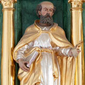 Zdjęcie nr 1: Figura ścięta z tyłu, ustawiona na niskiej podstawie. Święty ukazany frontalnie, z głową skierowaną w lewo, w kontrapoście. W lewej, uniesionej ręce trzyma klucze, w prawej, opuszczonej przy boku księgę. Twarz ma kwadratową, o okrągłych, półprzymkniętych oczach oraz uniesionych i zmarszczonych brwiach, dużym, krótkim nosie i małych ustach, okoloną falowaną brodą oraz krótkimi kręconymi włosami, z łysiną na głowie. Ubrany jest w srebrzoną tunikę z kołnierzykiem, przepasaną w talii złoconą szarfą oraz złocony płaszcz narzucony na ramiona. Polichromia ciała naturalistyczna.


