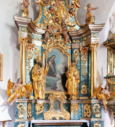 Zdjęcie nr 24: Nastawa architektoniczna, jednoosiowa, jednokondygnacyjna ze zwieńczeniem, ustawiona na dwustrefowym cokole z wyodrębnionymi prostopadłościanami, ustawionymi pod kątem. Ołtarz sarkofagowy, wklęsło-wypukły, dekorowany w narożach ornamentem roślinnym, w polu zaś rocaille'owym kartuszem. Mensa szersza, drewniana. Nastawa na planie półowalu, ujęta dwiema parami pilastrów i stojącą na ich tle parą kolumn o kapitelach kompozytowych. Podpory dźwigają pełne belkowanie, wyłamane półkoliście na ich osi, przerwane nad polem środkowym. Fryz dekorowany rozetami, cokoły rocaille'm, a trzony pilastrów rocaille'm i zwisami roślinnymi. W polu środkowym wnęka w formie stojącego prostokąta zamkniętego łukiem odcinkowym nadwieszonym z uskokiem, ujęta profilowaną ramą, zwieńczoną rocaille'owym szczytem, z aniołkami podtrzymującymi kartusz z monogramem Marii, w polu obraz Matki Boskiej Różańcowej ze św. Dominikiem. Wnękę flankują figury św. Piusa V i św. Katarzyny Sieneńskiej ustawione na rocaille'owych wspornikach. Na zewnętrzych krawędziach cokołu siedzą figury aniołów. Zwieńczenie o fantazyjnej, wklęsło-wypukłej formie, z uszakami i puttami, ujęte wolutami spływającymi na belkowanie, na których siedzą putta; obwiedzione rocaille'm, zakończone dwiema uskrzydlonymi główkami anielskimi. W polu płaskorzeźbione przedstawienie Matki Boskiej z Dzieciątkiem tronującej pośród obłoków i uskrzydlonych główek anielskich. Struktura polichromowana na sposób imitujący marmoryzację w różnych odcieniach zieleni, kolumny, ornamentyka i profile złocone, niektóre profile srebrzone. 