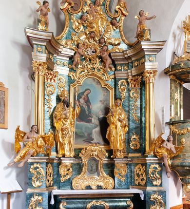 Zdjęcie nr 1: Nastawa architektoniczna, jednoosiowa, jednokondygnacyjna ze zwieńczeniem, ustawiona na dwustrefowym cokole z wyodrębnionymi prostopadłościanami, ustawionymi pod kątem. Ołtarz sarkofagowy, wklęsło-wypukły, dekorowany w narożach ornamentem roślinnym, w polu zaś rocaille'owym kartuszem. Mensa szersza, drewniana. Nastawa na planie półowalu, ujęta dwiema parami pilastrów i stojącą na ich tle parą kolumn o kapitelach kompozytowych. Podpory dźwigają pełne belkowanie, wyłamane półkoliście na ich osi, przerwane nad polem środkowym. Fryz dekorowany rozetami, cokoły rocaille'm, a trzony pilastrów rocaille'm i zwisami roślinnymi. W polu środkowym wnęka w formie stojącego prostokąta zamkniętego łukiem odcinkowym nadwieszonym z uskokiem, ujęta profilowaną ramą, zwieńczoną rocaille'owym szczytem, z aniołkami podtrzymującymi kartusz z monogramem Marii, w polu obraz Matki Boskiej Różańcowej ze św. Dominikiem. Wnękę flankują figury św. Piusa V i św. Katarzyny Sieneńskiej ustawione na rocaille'owych wspornikach. Na zewnętrzych krawędziach cokołu siedzą figury aniołów. Zwieńczenie o fantazyjnej, wklęsło-wypukłej formie, z uszakami i puttami, ujęte wolutami spływającymi na belkowanie, na których siedzą putta; obwiedzione rocaille'm, zakończone dwiema uskrzydlonymi główkami anielskimi. W polu płaskorzeźbione przedstawienie Matki Boskiej z Dzieciątkiem tronującej pośród obłoków i uskrzydlonych główek anielskich. Struktura polichromowana na sposób imitujący marmoryzację w różnych odcieniach zieleni, kolumny, ornamentyka i profile złocone, niektóre profile srebrzone. 