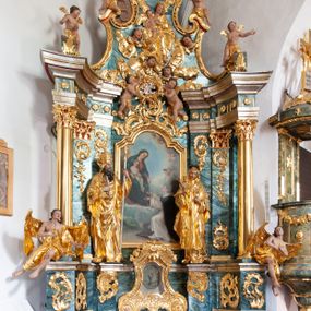 Zdjęcie nr 1: Nastawa architektoniczna, jednoosiowa, jednokondygnacyjna ze zwieńczeniem, ustawiona na dwustrefowym cokole z wyodrębnionymi prostopadłościanami, ustawionymi pod kątem. Ołtarz sarkofagowy, wklęsło-wypukły, dekorowany w narożach ornamentem roślinnym, w polu zaś rocaille'owym kartuszem. Mensa szersza, drewniana. Nastawa na planie półowalu, ujęta dwiema parami pilastrów i stojącą na ich tle parą kolumn o kapitelach kompozytowych. Podpory dźwigają pełne belkowanie, wyłamane półkoliście na ich osi, przerwane nad polem środkowym. Fryz dekorowany rozetami, cokoły rocaille'm, a trzony pilastrów rocaille'm i zwisami roślinnymi. W polu środkowym wnęka w formie stojącego prostokąta zamkniętego łukiem odcinkowym nadwieszonym z uskokiem, ujęta profilowaną ramą, zwieńczoną rocaille'owym szczytem, z aniołkami podtrzymującymi kartusz z monogramem Marii, w polu obraz Matki Boskiej Różańcowej ze św. Dominikiem. Wnękę flankują figury św. Piusa V i św. Katarzyny Sieneńskiej ustawione na rocaille'owych wspornikach. Na zewnętrzych krawędziach cokołu siedzą figury aniołów. Zwieńczenie o fantazyjnej, wklęsło-wypukłej formie, z uszakami i puttami, ujęte wolutami spływającymi na belkowanie, na których siedzą putta; obwiedzione rocaille'm, zakończone dwiema uskrzydlonymi główkami anielskimi. W polu płaskorzeźbione przedstawienie Matki Boskiej z Dzieciątkiem tronującej pośród obłoków i uskrzydlonych główek anielskich. Struktura polichromowana na sposób imitujący marmoryzację w różnych odcieniach zieleni, kolumny, ornamentyka i profile złocone, niektóre profile srebrzone. 