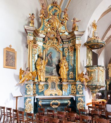 Zdjęcie nr 13: Nastawa architektoniczna, jednoosiowa, jednokondygnacyjna ze zwieńczeniem, ustawiona na dwustrefowym cokole z wyodrębnionymi prostopadłościanami, ustawionymi pod kątem. Ołtarz sarkofagowy, wklęsło-wypukły, dekorowany w narożach ornamentem roślinnym, w polu zaś rocaille'owym kartuszem. Mensa szersza, drewniana. Nastawa na planie półowalu, ujęta dwiema parami pilastrów i stojącą na ich tle parą kolumn o kapitelach kompozytowych. Podpory dźwigają pełne belkowanie, wyłamane półkoliście na ich osi, przerwane nad polem środkowym. Fryz dekorowany rozetami, cokoły rocaille'm, a trzony pilastrów rocaille'm i zwisami roślinnymi. W polu środkowym wnęka w formie stojącego prostokąta zamkniętego łukiem odcinkowym nadwieszonym z uskokiem, ujęta profilowaną ramą, zwieńczoną rocaille'owym szczytem, z aniołkami podtrzymującymi kartusz z monogramem Marii, w polu obraz Matki Boskiej Różańcowej ze św. Dominikiem. Wnękę flankują figury św. Piusa V i św. Katarzyny Sieneńskiej ustawione na rocaille'owych wspornikach. Na zewnętrzych krawędziach cokołu siedzą figury aniołów. Zwieńczenie o fantazyjnej, wklęsło-wypukłej formie, z uszakami i puttami, ujęte wolutami spływającymi na belkowanie, na których siedzą putta; obwiedzione rocaille'm, zakończone dwiema uskrzydlonymi główkami anielskimi. W polu płaskorzeźbione przedstawienie Matki Boskiej z Dzieciątkiem tronującej pośród obłoków i uskrzydlonych główek anielskich. Struktura polichromowana na sposób imitujący marmoryzację w różnych odcieniach zieleni, kolumny, ornamentyka i profile złocone, niektóre profile srebrzone. 