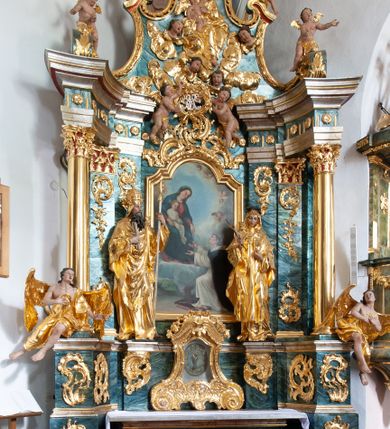 Zdjęcie nr 28: Nastawa architektoniczna, jednoosiowa, jednokondygnacyjna ze zwieńczeniem, ustawiona na dwustrefowym cokole z wyodrębnionymi prostopadłościanami, ustawionymi pod kątem. Ołtarz sarkofagowy, wklęsło-wypukły, dekorowany w narożach ornamentem roślinnym, w polu zaś rocaille'owym kartuszem. Mensa szersza, drewniana. Nastawa na planie półowalu, ujęta dwiema parami pilastrów i stojącą na ich tle parą kolumn o kapitelach kompozytowych. Podpory dźwigają pełne belkowanie, wyłamane półkoliście na ich osi, przerwane nad polem środkowym. Fryz dekorowany rozetami, cokoły rocaille'm, a trzony pilastrów rocaille'm i zwisami roślinnymi. W polu środkowym wnęka w formie stojącego prostokąta zamkniętego łukiem odcinkowym nadwieszonym z uskokiem, ujęta profilowaną ramą, zwieńczoną rocaille'owym szczytem, z aniołkami podtrzymującymi kartusz z monogramem Marii, w polu obraz Matki Boskiej Różańcowej ze św. Dominikiem. Wnękę flankują figury św. Piusa V i św. Katarzyny Sieneńskiej ustawione na rocaille'owych wspornikach. Na zewnętrzych krawędziach cokołu siedzą figury aniołów. Zwieńczenie o fantazyjnej, wklęsło-wypukłej formie, z uszakami i puttami, ujęte wolutami spływającymi na belkowanie, na których siedzą putta; obwiedzione rocaille'm, zakończone dwiema uskrzydlonymi główkami anielskimi. W polu płaskorzeźbione przedstawienie Matki Boskiej z Dzieciątkiem tronującej pośród obłoków i uskrzydlonych główek anielskich. Struktura polichromowana na sposób imitujący marmoryzację w różnych odcieniach zieleni, kolumny, ornamentyka i profile złocone, niektóre profile srebrzone. 