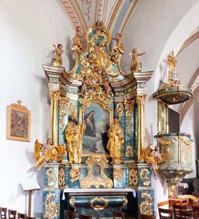 Zdjęcie nr 2: Nastawa architektoniczna, jednoosiowa, jednokondygnacyjna ze zwieńczeniem, ustawiona na dwustrefowym cokole z wyodrębnionymi prostopadłościanami, ustawionymi pod kątem. Ołtarz sarkofagowy, wklęsło-wypukły, dekorowany w narożach ornamentem roślinnym, w polu zaś rocaille&#039;owym kartuszem. Mensa szersza, drewniana. Nastawa na planie półowalu, ujęta dwiema parami pilastrów i stojącą na ich tle parą kolumn o kapitelach kompozytowych. Podpory dźwigają pełne belkowanie, wyłamane półkoliście na ich osi, przerwane nad polem środkowym. Fryz dekorowany rozetami, cokoły rocaille&#039;m, a trzony pilastrów rocaille&#039;m i zwisami roślinnymi. W polu środkowym wnęka w formie stojącego prostokąta zamkniętego łukiem odcinkowym nadwieszonym z uskokiem, ujęta profilowaną ramą, zwieńczoną rocaille&#039;owym szczytem, z aniołkami podtrzymującymi kartusz z monogramem Marii, w polu obraz Matki Boskiej Różańcowej ze św. Dominikiem. Wnękę flankują figury św. Piusa V i św. Katarzyny Sieneńskiej ustawione na rocaille&#039;owych wspornikach. Na zewnętrzych krawędziach cokołu siedzą figury aniołów. Zwieńczenie o fantazyjnej, wklęsło-wypukłej formie, z uszakami i puttami, ujęte wolutami spływającymi na belkowanie, na których siedzą putta; obwiedzione rocaille&#039;m, zakończone dwiema uskrzydlonymi główkami anielskimi. W polu płaskorzeźbione przedstawienie Matki Boskiej z Dzieciątkiem tronującej pośród obłoków i uskrzydlonych główek anielskich. Struktura polichromowana na sposób imitujący marmoryzację w różnych odcieniach zieleni, kolumny, ornamentyka i profile złocone, niektóre profile srebrzone. 