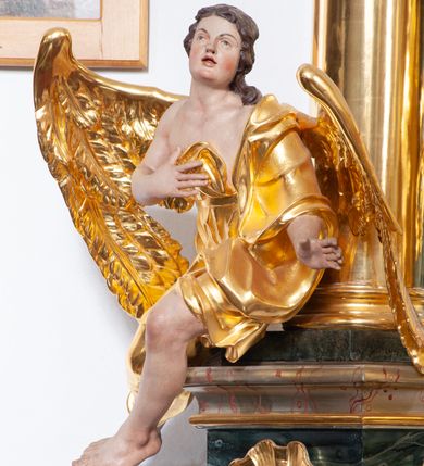 Zdjęcie nr 20: Nastawa architektoniczna, jednoosiowa, jednokondygnacyjna ze zwieńczeniem, ustawiona na dwustrefowym cokole z wyodrębnionymi prostopadłościanami, ustawionymi pod kątem. Ołtarz sarkofagowy, wklęsło-wypukły, dekorowany w narożach ornamentem roślinnym, w polu zaś rocaille&#039;owym kartuszem. Mensa szersza, drewniana. Nastawa na planie półowalu, ujęta dwiema parami pilastrów i stojącą na ich tle parą kolumn o kapitelach kompozytowych. Podpory dźwigają pełne belkowanie, wyłamane półkoliście na ich osi, przerwane nad polem środkowym. Fryz dekorowany rozetami, cokoły rocaille&#039;m, a trzony pilastrów rocaille&#039;m i zwisami roślinnymi. W polu środkowym wnęka w formie stojącego prostokąta zamkniętego łukiem odcinkowym nadwieszonym z uskokiem, ujęta profilowaną ramą, zwieńczoną rocaille&#039;owym szczytem, z aniołkami podtrzymującymi kartusz z monogramem Marii, w polu obraz Matki Boskiej Różańcowej ze św. Dominikiem. Wnękę flankują figury św. Piusa V i św. Katarzyny Sieneńskiej ustawione na rocaille&#039;owych wspornikach. Na zewnętrzych krawędziach cokołu siedzą figury aniołów. Zwieńczenie o fantazyjnej, wklęsło-wypukłej formie, z uszakami i puttami, ujęte wolutami spływającymi na belkowanie, na których siedzą putta; obwiedzione rocaille&#039;m, zakończone dwiema uskrzydlonymi główkami anielskimi. W polu płaskorzeźbione przedstawienie Matki Boskiej z Dzieciątkiem tronującej pośród obłoków i uskrzydlonych główek anielskich. Struktura polichromowana na sposób imitujący marmoryzację w różnych odcieniach zieleni, kolumny, ornamentyka i profile złocone, niektóre profile srebrzone. 