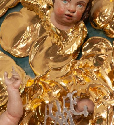 Zdjęcie nr 16: Nastawa architektoniczna, jednoosiowa, jednokondygnacyjna ze zwieńczeniem, ustawiona na dwustrefowym cokole z wyodrębnionymi prostopadłościanami, ustawionymi pod kątem. Ołtarz sarkofagowy, wklęsło-wypukły, dekorowany w narożach ornamentem roślinnym, w polu zaś rocaille'owym kartuszem. Mensa szersza, drewniana. Nastawa na planie półowalu, ujęta dwiema parami pilastrów i stojącą na ich tle parą kolumn o kapitelach kompozytowych. Podpory dźwigają pełne belkowanie, wyłamane półkoliście na ich osi, przerwane nad polem środkowym. Fryz dekorowany rozetami, cokoły rocaille'm, a trzony pilastrów rocaille'm i zwisami roślinnymi. W polu środkowym wnęka w formie stojącego prostokąta zamkniętego łukiem odcinkowym nadwieszonym z uskokiem, ujęta profilowaną ramą, zwieńczoną rocaille'owym szczytem, z aniołkami podtrzymującymi kartusz z monogramem Marii, w polu obraz Matki Boskiej Różańcowej ze św. Dominikiem. Wnękę flankują figury św. Piusa V i św. Katarzyny Sieneńskiej ustawione na rocaille'owych wspornikach. Na zewnętrzych krawędziach cokołu siedzą figury aniołów. Zwieńczenie o fantazyjnej, wklęsło-wypukłej formie, z uszakami i puttami, ujęte wolutami spływającymi na belkowanie, na których siedzą putta; obwiedzione rocaille'm, zakończone dwiema uskrzydlonymi główkami anielskimi. W polu płaskorzeźbione przedstawienie Matki Boskiej z Dzieciątkiem tronującej pośród obłoków i uskrzydlonych główek anielskich. Struktura polichromowana na sposób imitujący marmoryzację w różnych odcieniach zieleni, kolumny, ornamentyka i profile złocone, niektóre profile srebrzone. 