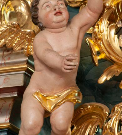 Zdjęcie nr 23: Nastawa architektoniczna, jednoosiowa, jednokondygnacyjna ze zwieńczeniem, ustawiona na dwustrefowym cokole z wyodrębnionymi prostopadłościanami, ustawionymi pod kątem. Ołtarz sarkofagowy, wklęsło-wypukły, dekorowany w narożach ornamentem roślinnym, w polu zaś rocaille'owym kartuszem. Mensa szersza, drewniana. Nastawa na planie półowalu, ujęta dwiema parami pilastrów i stojącą na ich tle parą kolumn o kapitelach kompozytowych. Podpory dźwigają pełne belkowanie, wyłamane półkoliście na ich osi, przerwane nad polem środkowym. Fryz dekorowany rozetami, cokoły rocaille'm, a trzony pilastrów rocaille'm i zwisami roślinnymi. W polu środkowym wnęka w formie stojącego prostokąta zamkniętego łukiem odcinkowym nadwieszonym z uskokiem, ujęta profilowaną ramą, zwieńczoną rocaille'owym szczytem, z aniołkami podtrzymującymi kartusz z monogramem Marii, w polu obraz Matki Boskiej Różańcowej ze św. Dominikiem. Wnękę flankują figury św. Piusa V i św. Katarzyny Sieneńskiej ustawione na rocaille'owych wspornikach. Na zewnętrzych krawędziach cokołu siedzą figury aniołów. Zwieńczenie o fantazyjnej, wklęsło-wypukłej formie, z uszakami i puttami, ujęte wolutami spływającymi na belkowanie, na których siedzą putta; obwiedzione rocaille'm, zakończone dwiema uskrzydlonymi główkami anielskimi. W polu płaskorzeźbione przedstawienie Matki Boskiej z Dzieciątkiem tronującej pośród obłoków i uskrzydlonych główek anielskich. Struktura polichromowana na sposób imitujący marmoryzację w różnych odcieniach zieleni, kolumny, ornamentyka i profile złocone, niektóre profile srebrzone. 