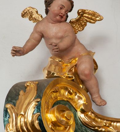 Zdjęcie nr 25: Nastawa architektoniczna, jednoosiowa, jednokondygnacyjna ze zwieńczeniem, ustawiona na dwustrefowym cokole z wyodrębnionymi prostopadłościanami, ustawionymi pod kątem. Ołtarz sarkofagowy, wklęsło-wypukły, dekorowany w narożach ornamentem roślinnym, w polu zaś rocaille&#039;owym kartuszem. Mensa szersza, drewniana. Nastawa na planie półowalu, ujęta dwiema parami pilastrów i stojącą na ich tle parą kolumn o kapitelach kompozytowych. Podpory dźwigają pełne belkowanie, wyłamane półkoliście na ich osi, przerwane nad polem środkowym. Fryz dekorowany rozetami, cokoły rocaille&#039;m, a trzony pilastrów rocaille&#039;m i zwisami roślinnymi. W polu środkowym wnęka w formie stojącego prostokąta zamkniętego łukiem odcinkowym nadwieszonym z uskokiem, ujęta profilowaną ramą, zwieńczoną rocaille&#039;owym szczytem, z aniołkami podtrzymującymi kartusz z monogramem Marii, w polu obraz Matki Boskiej Różańcowej ze św. Dominikiem. Wnękę flankują figury św. Piusa V i św. Katarzyny Sieneńskiej ustawione na rocaille&#039;owych wspornikach. Na zewnętrzych krawędziach cokołu siedzą figury aniołów. Zwieńczenie o fantazyjnej, wklęsło-wypukłej formie, z uszakami i puttami, ujęte wolutami spływającymi na belkowanie, na których siedzą putta; obwiedzione rocaille&#039;m, zakończone dwiema uskrzydlonymi główkami anielskimi. W polu płaskorzeźbione przedstawienie Matki Boskiej z Dzieciątkiem tronującej pośród obłoków i uskrzydlonych główek anielskich. Struktura polichromowana na sposób imitujący marmoryzację w różnych odcieniach zieleni, kolumny, ornamentyka i profile złocone, niektóre profile srebrzone. 