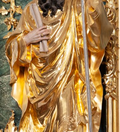 Zdjęcie nr 33: Nastawa architektoniczna, jednoosiowa, jednokondygnacyjna ze zwieńczeniem, ustawiona na dwustrefowym cokole z wyodrębnionymi prostopadłościanami, ustawionymi pod kątem. Ołtarz sarkofagowy, wklęsło-wypukły, dekorowany w narożach ornamentem roślinnym, w polu zaś rocaille&#039;owym kartuszem. Mensa szersza, drewniana. Nastawa na planie półowalu, ujęta dwiema parami pilastrów i stojącą na ich tle parą kolumn o kapitelach kompozytowych. Podpory dźwigają pełne belkowanie, wyłamane półkoliście na ich osi, przerwane nad polem środkowym. Fryz dekorowany rozetami, cokoły rocaille&#039;m, a trzony pilastrów rocaille&#039;m i zwisami roślinnymi. W polu środkowym wnęka w formie stojącego prostokąta zamkniętego łukiem odcinkowym nadwieszonym z uskokiem, ujęta profilowaną ramą, zwieńczoną rocaille&#039;owym szczytem, z aniołkami podtrzymującymi kartusz z monogramem Marii, w polu obraz Matki Boskiej Różańcowej ze św. Dominikiem. Wnękę flankują figury św. Piusa V i św. Katarzyny Sieneńskiej ustawione na rocaille&#039;owych wspornikach. Na zewnętrzych krawędziach cokołu siedzą figury aniołów. Zwieńczenie o fantazyjnej, wklęsło-wypukłej formie, z uszakami i puttami, ujęte wolutami spływającymi na belkowanie, na których siedzą putta; obwiedzione rocaille&#039;m, zakończone dwiema uskrzydlonymi główkami anielskimi. W polu płaskorzeźbione przedstawienie Matki Boskiej z Dzieciątkiem tronującej pośród obłoków i uskrzydlonych główek anielskich. Struktura polichromowana na sposób imitujący marmoryzację w różnych odcieniach zieleni, kolumny, ornamentyka i profile złocone, niektóre profile srebrzone. 