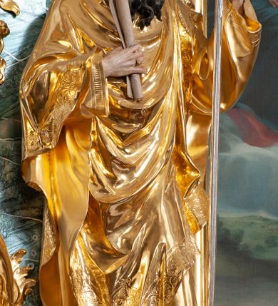 Zdjęcie nr 32: Nastawa architektoniczna, jednoosiowa, jednokondygnacyjna ze zwieńczeniem, ustawiona na dwustrefowym cokole z wyodrębnionymi prostopadłościanami, ustawionymi pod kątem. Ołtarz sarkofagowy, wklęsło-wypukły, dekorowany w narożach ornamentem roślinnym, w polu zaś rocaille&#039;owym kartuszem. Mensa szersza, drewniana. Nastawa na planie półowalu, ujęta dwiema parami pilastrów i stojącą na ich tle parą kolumn o kapitelach kompozytowych. Podpory dźwigają pełne belkowanie, wyłamane półkoliście na ich osi, przerwane nad polem środkowym. Fryz dekorowany rozetami, cokoły rocaille&#039;m, a trzony pilastrów rocaille&#039;m i zwisami roślinnymi. W polu środkowym wnęka w formie stojącego prostokąta zamkniętego łukiem odcinkowym nadwieszonym z uskokiem, ujęta profilowaną ramą, zwieńczoną rocaille&#039;owym szczytem, z aniołkami podtrzymującymi kartusz z monogramem Marii, w polu obraz Matki Boskiej Różańcowej ze św. Dominikiem. Wnękę flankują figury św. Piusa V i św. Katarzyny Sieneńskiej ustawione na rocaille&#039;owych wspornikach. Na zewnętrzych krawędziach cokołu siedzą figury aniołów. Zwieńczenie o fantazyjnej, wklęsło-wypukłej formie, z uszakami i puttami, ujęte wolutami spływającymi na belkowanie, na których siedzą putta; obwiedzione rocaille&#039;m, zakończone dwiema uskrzydlonymi główkami anielskimi. W polu płaskorzeźbione przedstawienie Matki Boskiej z Dzieciątkiem tronującej pośród obłoków i uskrzydlonych główek anielskich. Struktura polichromowana na sposób imitujący marmoryzację w różnych odcieniach zieleni, kolumny, ornamentyka i profile złocone, niektóre profile srebrzone. 