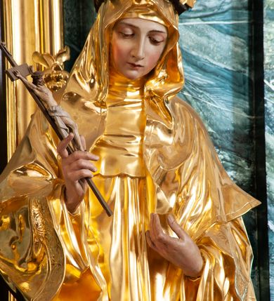 Zdjęcie nr 8: Nastawa architektoniczna, jednoosiowa, jednokondygnacyjna ze zwieńczeniem, ustawiona na dwustrefowym cokole z wyodrębnionymi prostopadłościanami, ustawionymi pod kątem. Ołtarz sarkofagowy, wklęsło-wypukły, dekorowany w narożach ornamentem roślinnym, w polu zaś rocaille'owym kartuszem. Mensa szersza, drewniana. Nastawa na planie półowalu, ujęta dwiema parami pilastrów i stojącą na ich tle parą kolumn o kapitelach kompozytowych. Podpory dźwigają pełne belkowanie, wyłamane półkoliście na ich osi, przerwane nad polem środkowym. Fryz dekorowany rozetami, cokoły rocaille'm, a trzony pilastrów rocaille'm i zwisami roślinnymi. W polu środkowym wnęka w formie stojącego prostokąta zamkniętego łukiem odcinkowym nadwieszonym z uskokiem, ujęta profilowaną ramą, zwieńczoną rocaille'owym szczytem, z aniołkami podtrzymującymi kartusz z monogramem Marii, w polu obraz Matki Boskiej Różańcowej ze św. Dominikiem. Wnękę flankują figury św. Piusa V i św. Katarzyny Sieneńskiej ustawione na rocaille'owych wspornikach. Na zewnętrzych krawędziach cokołu siedzą figury aniołów. Zwieńczenie o fantazyjnej, wklęsło-wypukłej formie, z uszakami i puttami, ujęte wolutami spływającymi na belkowanie, na których siedzą putta; obwiedzione rocaille'm, zakończone dwiema uskrzydlonymi główkami anielskimi. W polu płaskorzeźbione przedstawienie Matki Boskiej z Dzieciątkiem tronującej pośród obłoków i uskrzydlonych główek anielskich. Struktura polichromowana na sposób imitujący marmoryzację w różnych odcieniach zieleni, kolumny, ornamentyka i profile złocone, niektóre profile srebrzone. 