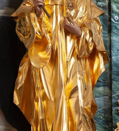 Zdjęcie nr 6: Nastawa architektoniczna, jednoosiowa, jednokondygnacyjna ze zwieńczeniem, ustawiona na dwustrefowym cokole z wyodrębnionymi prostopadłościanami, ustawionymi pod kątem. Ołtarz sarkofagowy, wklęsło-wypukły, dekorowany w narożach ornamentem roślinnym, w polu zaś rocaille&#039;owym kartuszem. Mensa szersza, drewniana. Nastawa na planie półowalu, ujęta dwiema parami pilastrów i stojącą na ich tle parą kolumn o kapitelach kompozytowych. Podpory dźwigają pełne belkowanie, wyłamane półkoliście na ich osi, przerwane nad polem środkowym. Fryz dekorowany rozetami, cokoły rocaille&#039;m, a trzony pilastrów rocaille&#039;m i zwisami roślinnymi. W polu środkowym wnęka w formie stojącego prostokąta zamkniętego łukiem odcinkowym nadwieszonym z uskokiem, ujęta profilowaną ramą, zwieńczoną rocaille&#039;owym szczytem, z aniołkami podtrzymującymi kartusz z monogramem Marii, w polu obraz Matki Boskiej Różańcowej ze św. Dominikiem. Wnękę flankują figury św. Piusa V i św. Katarzyny Sieneńskiej ustawione na rocaille&#039;owych wspornikach. Na zewnętrzych krawędziach cokołu siedzą figury aniołów. Zwieńczenie o fantazyjnej, wklęsło-wypukłej formie, z uszakami i puttami, ujęte wolutami spływającymi na belkowanie, na których siedzą putta; obwiedzione rocaille&#039;m, zakończone dwiema uskrzydlonymi główkami anielskimi. W polu płaskorzeźbione przedstawienie Matki Boskiej z Dzieciątkiem tronującej pośród obłoków i uskrzydlonych główek anielskich. Struktura polichromowana na sposób imitujący marmoryzację w różnych odcieniach zieleni, kolumny, ornamentyka i profile złocone, niektóre profile srebrzone. 