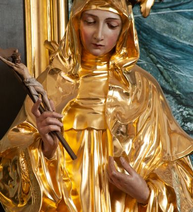 Zdjęcie nr 9: Nastawa architektoniczna, jednoosiowa, jednokondygnacyjna ze zwieńczeniem, ustawiona na dwustrefowym cokole z wyodrębnionymi prostopadłościanami, ustawionymi pod kątem. Ołtarz sarkofagowy, wklęsło-wypukły, dekorowany w narożach ornamentem roślinnym, w polu zaś rocaille&#039;owym kartuszem. Mensa szersza, drewniana. Nastawa na planie półowalu, ujęta dwiema parami pilastrów i stojącą na ich tle parą kolumn o kapitelach kompozytowych. Podpory dźwigają pełne belkowanie, wyłamane półkoliście na ich osi, przerwane nad polem środkowym. Fryz dekorowany rozetami, cokoły rocaille&#039;m, a trzony pilastrów rocaille&#039;m i zwisami roślinnymi. W polu środkowym wnęka w formie stojącego prostokąta zamkniętego łukiem odcinkowym nadwieszonym z uskokiem, ujęta profilowaną ramą, zwieńczoną rocaille&#039;owym szczytem, z aniołkami podtrzymującymi kartusz z monogramem Marii, w polu obraz Matki Boskiej Różańcowej ze św. Dominikiem. Wnękę flankują figury św. Piusa V i św. Katarzyny Sieneńskiej ustawione na rocaille&#039;owych wspornikach. Na zewnętrzych krawędziach cokołu siedzą figury aniołów. Zwieńczenie o fantazyjnej, wklęsło-wypukłej formie, z uszakami i puttami, ujęte wolutami spływającymi na belkowanie, na których siedzą putta; obwiedzione rocaille&#039;m, zakończone dwiema uskrzydlonymi główkami anielskimi. W polu płaskorzeźbione przedstawienie Matki Boskiej z Dzieciątkiem tronującej pośród obłoków i uskrzydlonych główek anielskich. Struktura polichromowana na sposób imitujący marmoryzację w różnych odcieniach zieleni, kolumny, ornamentyka i profile złocone, niektóre profile srebrzone. 