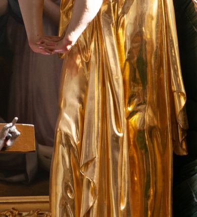 Zdjęcie nr 2: Rzeźba ścięta z tyłu, drążona, ustawiona na niskiej podstawie. Święta ukazana frontalnie, w wykroku, silnie pochylona do przodu, ze splecionymi dłońmi wyciągniętymi przed siebie.  Twarz ma pełną, o wysokim czole, wąskich, migdałowatych oczach z malowanymi łzami, prostym, długim nosie i pełnych, rozchylonych ustach. Włosy ma długie, falowane, częściowo upięte z tyłu głowy i opadające na plecy. Ubrana jest w złoconą, długą suknię, z podwiniętymi rękawami, wiązany z przodu gorset, z dekoracyjnym obszyciem oraz złocony płaszcz zarzucony na plecy i podtrzymywany na taśmie zawiniętej wokół bioder. Polichromia ciała naturalistyczna. 


