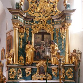 Zdjęcie nr 1: Nastawa architektoniczna, jednoosiowa, jednokondygnacyjna ze zwieńczeniem, ustawiona na dwustrefowym cokole z wyodrębnionymi prostopadłościanami, ustawionymi pod kątem. Ołtarz sarkofagowy, wklęsło-wypukły, dekorowany w narożach ornamentem roślinnym, w polu zaś rocaille'owym kartuszem. Mensa szersza, drewniana. Nastawa na planie półowalu, ujęta dwiema parami pilastrów i stojącą na ich tle parą kolumn o kapitelach kompozytowych. Podpory dźwigają pełne belkowanie, wyłamane półkoliście na ich osi, przerwane nad polem środkowym. Fryz dekorowany rozetami, cokoły rocaille'm, a trzony pilastrów rocaille'm i zwisami roślinnymi. W polu środkowym wnęka w formie stojącego prostokąta zamkniętego łukiem odcinkowym nadwieszonym z uskokiem, ujęta profilowaną ramą, zwieńczoną rocaille'owym szczytem, w polu obraz zdjęcia z krzyża. Wnękę flankują figury św. Jana Ewangelisty i św. Marii Magdaleny ustawione na rocaille'owych wspornikach. Na zewnętrzych krawędziach cokołu siedzą figury aniołów z arma Christi. Zwieńczenie o fantazyjnej, wklęsło-wypukłej formie, z uszakami i puttami, ujęte wolutami spływającymi na belkowanie, na których siedzą putta; obwiedzione rocaille'm, zakończone dwiema uskrzydlonymi główkami anielskimi. W polu płaskorzeźbione przedstawienie Boga Ojca tronującego pośród obłoków i uskrzydlonych główek anielskich. Struktura polichromowana na sposób imitujący marmoryzacje w różnych odcieniach zieleni, kolumny, ornamentyka i profile złocone, niektóre profile srebrzone. 