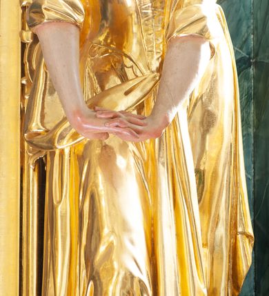 Zdjęcie nr 8: Nastawa architektoniczna, jednoosiowa, jednokondygnacyjna ze zwieńczeniem, ustawiona na dwustrefowym cokole z wyodrębnionymi prostopadłościanami, ustawionymi pod kątem. Ołtarz sarkofagowy, wklęsło-wypukły, dekorowany w narożach ornamentem roślinnym, w polu zaś rocaille'owym kartuszem. Mensa szersza, drewniana. Nastawa na planie półowalu, ujęta dwiema parami pilastrów i stojącą na ich tle parą kolumn o kapitelach kompozytowych. Podpory dźwigają pełne belkowanie, wyłamane półkoliście na ich osi, przerwane nad polem środkowym. Fryz dekorowany rozetami, cokoły rocaille'm, a trzony pilastrów rocaille'm i zwisami roślinnymi. W polu środkowym wnęka w formie stojącego prostokąta zamkniętego łukiem odcinkowym nadwieszonym z uskokiem, ujęta profilowaną ramą, zwieńczoną rocaille'owym szczytem, w polu obraz zdjęcia z krzyża. Wnękę flankują figury św. Jana Ewangelisty i św. Marii Magdaleny ustawione na rocaille'owych wspornikach. Na zewnętrzych krawędziach cokołu siedzą figury aniołów z arma Christi. Zwieńczenie o fantazyjnej, wklęsło-wypukłej formie, z uszakami i puttami, ujęte wolutami spływającymi na belkowanie, na których siedzą putta; obwiedzione rocaille'm, zakończone dwiema uskrzydlonymi główkami anielskimi. W polu płaskorzeźbione przedstawienie Boga Ojca tronującego pośród obłoków i uskrzydlonych główek anielskich. Struktura polichromowana na sposób imitujący marmoryzacje w różnych odcieniach zieleni, kolumny, ornamentyka i profile złocone, niektóre profile srebrzone. 