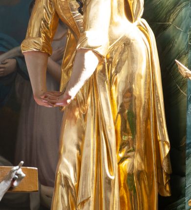 Zdjęcie nr 9: Nastawa architektoniczna, jednoosiowa, jednokondygnacyjna ze zwieńczeniem, ustawiona na dwustrefowym cokole z wyodrębnionymi prostopadłościanami, ustawionymi pod kątem. Ołtarz sarkofagowy, wklęsło-wypukły, dekorowany w narożach ornamentem roślinnym, w polu zaś rocaille'owym kartuszem. Mensa szersza, drewniana. Nastawa na planie półowalu, ujęta dwiema parami pilastrów i stojącą na ich tle parą kolumn o kapitelach kompozytowych. Podpory dźwigają pełne belkowanie, wyłamane półkoliście na ich osi, przerwane nad polem środkowym. Fryz dekorowany rozetami, cokoły rocaille'm, a trzony pilastrów rocaille'm i zwisami roślinnymi. W polu środkowym wnęka w formie stojącego prostokąta zamkniętego łukiem odcinkowym nadwieszonym z uskokiem, ujęta profilowaną ramą, zwieńczoną rocaille'owym szczytem, w polu obraz zdjęcia z krzyża. Wnękę flankują figury św. Jana Ewangelisty i św. Marii Magdaleny ustawione na rocaille'owych wspornikach. Na zewnętrzych krawędziach cokołu siedzą figury aniołów z arma Christi. Zwieńczenie o fantazyjnej, wklęsło-wypukłej formie, z uszakami i puttami, ujęte wolutami spływającymi na belkowanie, na których siedzą putta; obwiedzione rocaille'm, zakończone dwiema uskrzydlonymi główkami anielskimi. W polu płaskorzeźbione przedstawienie Boga Ojca tronującego pośród obłoków i uskrzydlonych główek anielskich. Struktura polichromowana na sposób imitujący marmoryzacje w różnych odcieniach zieleni, kolumny, ornamentyka i profile złocone, niektóre profile srebrzone. 