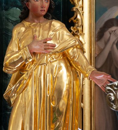 Zdjęcie nr 4: Nastawa architektoniczna, jednoosiowa, jednokondygnacyjna ze zwieńczeniem, ustawiona na dwustrefowym cokole z wyodrębnionymi prostopadłościanami, ustawionymi pod kątem. Ołtarz sarkofagowy, wklęsło-wypukły, dekorowany w narożach ornamentem roślinnym, w polu zaś rocaille'owym kartuszem. Mensa szersza, drewniana. Nastawa na planie półowalu, ujęta dwiema parami pilastrów i stojącą na ich tle parą kolumn o kapitelach kompozytowych. Podpory dźwigają pełne belkowanie, wyłamane półkoliście na ich osi, przerwane nad polem środkowym. Fryz dekorowany rozetami, cokoły rocaille'm, a trzony pilastrów rocaille'm i zwisami roślinnymi. W polu środkowym wnęka w formie stojącego prostokąta zamkniętego łukiem odcinkowym nadwieszonym z uskokiem, ujęta profilowaną ramą, zwieńczoną rocaille'owym szczytem, w polu obraz zdjęcia z krzyża. Wnękę flankują figury św. Jana Ewangelisty i św. Marii Magdaleny ustawione na rocaille'owych wspornikach. Na zewnętrzych krawędziach cokołu siedzą figury aniołów z arma Christi. Zwieńczenie o fantazyjnej, wklęsło-wypukłej formie, z uszakami i puttami, ujęte wolutami spływającymi na belkowanie, na których siedzą putta; obwiedzione rocaille'm, zakończone dwiema uskrzydlonymi główkami anielskimi. W polu płaskorzeźbione przedstawienie Boga Ojca tronującego pośród obłoków i uskrzydlonych główek anielskich. Struktura polichromowana na sposób imitujący marmoryzacje w różnych odcieniach zieleni, kolumny, ornamentyka i profile złocone, niektóre profile srebrzone. 