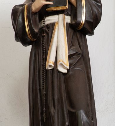 Zdjęcie nr 3: Nastawa architektoniczna, jednoosiowa, dwukondygnacyjna ze zwieńczeniem, ustawiona na dwustrefowym cokole z wyłamanymi pod kątem prostopadłościanami. Ołtarz sarkofagowy, wklęsło-wypukły, na wysokim cokole, dekorowany w narożach ornamentem roślinnym i rocaille&#039;owym kartuszem w polu. Mensa szersza od ołtarza, drewniana. Nastawa ujęta parą kolumn o skręconych trzonach zdobionych wicią roślinną, podtrzymujących pełne belkowanie, wyłamane na ich osi pod kątem. Fryz i cokół na linii kolumn dekorowany płycinami z ornamentem roślinnym, na belkowaniu ustawione figury św. Teresy i św. Józefa. W środkowej części fryzu napis „O najsladsie Srdce môjho Ježiša / učíň, aby som Ta vždy viac a viac milovah”. Całe pole główne wypełnia wnęka ujęta ramą dekorowaną ornamentem roślinnym, z tłem złożonym z kratki i krzyży. Na jej tle, na cokole ustawiona figura Najświętszego Serca Jezusa. Druga kondygnacja węższa, ustawiona na cokole z wyłamanymi pod kątem prostopadłościanami; ujęta parą kolumn podtrzymującą pełne belkowanie, wyłamane na ich osi pod kątem, na nim dwie figurki aniołów. W polu figura św. Antoniego Padewskiego ustawiona na cokole. Zwieńczenie w formie leżącego prostokąta zamkniętego gzymsem przyjmującym kształt łuku półkolistego, dekorowanego ornamentem roślinnym, zwieńczonego krzyżem. W polu medalion z monogramem IHS w glorii promienistej, na wypukłym, półokrągłym cokole. Struktura polichromowana na sposób imitujący marmoryzację w kolorze zielono-białym, z czerwonymi detalami, kolumny, profile oraz ornamentyka złocone i srebrzone.  
