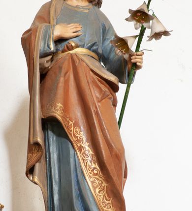 Zdjęcie nr 5: Nastawa architektoniczna, jednoosiowa, dwukondygnacyjna ze zwieńczeniem, ustawiona na dwustrefowym cokole z wyłamanymi pod kątem prostopadłościanami. Ołtarz sarkofagowy, wklęsło-wypukły, na wysokim cokole, dekorowany w narożach ornamentem roślinnym i rocaille'owym kartuszem w polu. Mensa szersza od ołtarza, drewniana. Nastawa ujęta parą kolumn o skręconych trzonach zdobionych wicią roślinną, podtrzymujących pełne belkowanie, wyłamane na ich osi pod kątem. Fryz i cokół na linii kolumn dekorowany płycinami z ornamentem roślinnym, na belkowaniu ustawione figury św. Teresy i św. Józefa. W środkowej części fryzu napis „O najsladsie Srdce môjho Ježiša / učíň, aby som Ta vždy viac a viac milovah”. Całe pole główne wypełnia wnęka ujęta ramą dekorowaną ornamentem roślinnym, z tłem złożonym z kratki i krzyży. Na jej tle, na cokole ustawiona figura Najświętszego Serca Jezusa. Druga kondygnacja węższa, ustawiona na cokole z wyłamanymi pod kątem prostopadłościanami; ujęta parą kolumn podtrzymującą pełne belkowanie, wyłamane na ich osi pod kątem, na nim dwie figurki aniołów. W polu figura św. Antoniego Padewskiego ustawiona na cokole. Zwieńczenie w formie leżącego prostokąta zamkniętego gzymsem przyjmującym kształt łuku półkolistego, dekorowanego ornamentem roślinnym, zwieńczonego krzyżem. W polu medalion z monogramem IHS w glorii promienistej, na wypukłym, półokrągłym cokole. Struktura polichromowana na sposób imitujący marmoryzację w kolorze zielono-białym, z czerwonymi detalami, kolumny, profile oraz ornamentyka złocone i srebrzone.  
