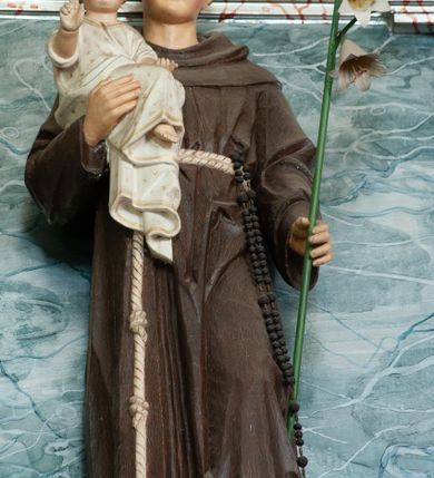 Zdjęcie nr 4: Nastawa architektoniczna, jednoosiowa, dwukondygnacyjna ze zwieńczeniem, ustawiona na dwustrefowym cokole z wyłamanymi pod kątem prostopadłościanami. Ołtarz sarkofagowy, wklęsło-wypukły, na wysokim cokole, dekorowany w narożach ornamentem roślinnym i rocaille&#039;owym kartuszem w polu. Mensa szersza od ołtarza, drewniana. Nastawa ujęta parą kolumn o skręconych trzonach zdobionych wicią roślinną, podtrzymujących pełne belkowanie, wyłamane na ich osi pod kątem. Fryz i cokół na linii kolumn dekorowany płycinami z ornamentem roślinnym, na belkowaniu ustawione figury św. Teresy i św. Józefa. W środkowej części fryzu napis „O najsladsie Srdce môjho Ježiša / učíň, aby som Ta vždy viac a viac milovah”. Całe pole główne wypełnia wnęka ujęta ramą dekorowaną ornamentem roślinnym, z tłem złożonym z kratki i krzyży. Na jej tle, na cokole ustawiona figura Najświętszego Serca Jezusa. Druga kondygnacja węższa, ustawiona na cokole z wyłamanymi pod kątem prostopadłościanami; ujęta parą kolumn podtrzymującą pełne belkowanie, wyłamane na ich osi pod kątem, na nim dwie figurki aniołów. W polu figura św. Antoniego Padewskiego ustawiona na cokole. Zwieńczenie w formie leżącego prostokąta zamkniętego gzymsem przyjmującym kształt łuku półkolistego, dekorowanego ornamentem roślinnym, zwieńczonego krzyżem. W polu medalion z monogramem IHS w glorii promienistej, na wypukłym, półokrągłym cokole. Struktura polichromowana na sposób imitujący marmoryzację w kolorze zielono-białym, z czerwonymi detalami, kolumny, profile oraz ornamentyka złocone i srebrzone.  
