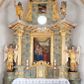 Zdjęcie nr 1: Nastawa architektoniczna, jednoosiowa, jednokondygnacyjna ze zwieńczeniem, ustawiona na dwustrefowym, szerszym cokole, z wyodrębnionymi dwiema parami prostopadłościanów, zwróconymi pod kątem. Ołtarz drewniany, sarkofagowy, wklęsło-wypukły, ustawiony na cokole. Mensa drewniana. Na ołtarzu tabernakulum w formie drewnianej skrzynki, ustawionej na cokole, flankowanej dwiema parami kolumienek, podtrzymujących belkowanie. Drzwiczki w kształcie stojącego prostokąta zamkniętego łukiem półkolistym z przedstawieniem kielicha z hostią w glorii. Całość zwieńczona szczytem utworzonym z rocaille'u i akantu. Nastawa ujęta parą kolumn podtrzymujących pełne belkowanie, z silnie wysuniętym gzymsem, wyłamane pod kątem na ich osi. W partii fryzu kartusz ujęty ornamentem roślinnym z monogramem św. Anny. Na belkowaniu ustawione figury św. Jana Chrzciciela i św. Sebastiana. W polu środkowym wnęka w formie stojącego prostokąta w wąskiej ramie, w niej obraz św. Anny Samotrzeć, w osobnej ramie dekorowanej płaskorzeźbionym wieńcem laurowym. Kondygnację flankują dwie figury aniołów ustawione na krawędzi cokołu nastawy. Zwieńczenie w formie stojącego prostokąta flankowane pilastrami podtrzymującymi pełne belkowanie wyłamane na ich osi. Trzony dekorowane zwisami. Całość zakończona szczytem w postaci stylizowanego anthemionu z karbowaną wstęgą. W polu obraz ubiczowanego Chrystusa w formie kwadratu, w ramie oraz pod nim prześwit z okrągłym oknem witrażowym w ramie o kształcie kwadratu. Zwieńczenie ujęte uszami utworzonymi z akantu i karbowanej wstęgi. Struktura polichromowana na sposób imitujący marmoryzację w kolorze żółto-zielonym, z czerwonymi detalami, kolumny, ornamentyka i profile złocone, część profili srebrzona. 
