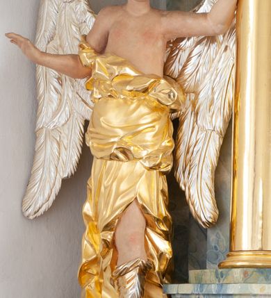 Zdjęcie nr 3: Nastawa architektoniczna, jednoosiowa, jednokondygnacyjna ze zwieńczeniem, ustawiona na dwustrefowym, szerszym cokole, z wyodrębnionymi dwiema parami prostopadłościanów, zwróconymi pod kątem. Ołtarz drewniany, sarkofagowy, wklęsło-wypukły, ustawiony na cokole. Mensa drewniana. Na ołtarzu tabernakulum w formie drewnianej skrzynki, ustawionej na cokole, flankowanej dwiema parami kolumienek, podtrzymujących belkowanie. Drzwiczki w kształcie stojącego prostokąta zamkniętego łukiem półkolistym z przedstawieniem kielicha z hostią w glorii. Całość zwieńczona szczytem utworzonym z rocaille&#039;u i akantu. Nastawa ujęta parą kolumn podtrzymujących pełne belkowanie, z silnie wysuniętym gzymsem, wyłamane pod kątem na ich osi. W partii fryzu kartusz ujęty ornamentem roślinnym z monogramem św. Anny. Na belkowaniu ustawione figury św. Jana Chrzciciela i św. Sebastiana. W polu środkowym wnęka w formie stojącego prostokąta w wąskiej ramie, w niej obraz św. Anny Samotrzeć, w osobnej ramie dekorowanej płaskorzeźbionym wieńcem laurowym. Kondygnację flankują dwie figury aniołów ustawione na krawędzi cokołu nastawy. Zwieńczenie w formie stojącego prostokąta flankowane pilastrami podtrzymującymi pełne belkowanie wyłamane na ich osi. Trzony dekorowane zwisami. Całość zakończona szczytem w postaci stylizowanego anthemionu z karbowaną wstęgą. W polu obraz ubiczowanego Chrystusa w formie kwadratu, w ramie oraz pod nim prześwit z okrągłym oknem witrażowym w ramie o kształcie kwadratu. Zwieńczenie ujęte uszami utworzonymi z akantu i karbowanej wstęgi. Struktura polichromowana na sposób imitujący marmoryzację w kolorze żółto-zielonym, z czerwonymi detalami, kolumny, ornamentyka i profile złocone, część profili srebrzona. 