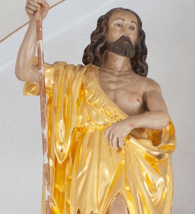 Zdjęcie nr 13: Nastawa architektoniczna, jednoosiowa, jednokondygnacyjna ze zwieńczeniem, ustawiona na dwustrefowym, szerszym cokole, z wyodrębnionymi dwiema parami prostopadłościanów, zwróconymi pod kątem. Ołtarz drewniany, sarkofagowy, wklęsło-wypukły, ustawiony na cokole. Mensa drewniana. Na ołtarzu tabernakulum w formie drewnianej skrzynki, ustawionej na cokole, flankowanej dwiema parami kolumienek, podtrzymujących belkowanie. Drzwiczki w kształcie stojącego prostokąta zamkniętego łukiem półkolistym z przedstawieniem kielicha z hostią w glorii. Całość zwieńczona szczytem utworzonym z rocaille&#039;u i akantu. Nastawa ujęta parą kolumn podtrzymujących pełne belkowanie, z silnie wysuniętym gzymsem, wyłamane pod kątem na ich osi. W partii fryzu kartusz ujęty ornamentem roślinnym z monogramem św. Anny. Na belkowaniu ustawione figury św. Jana Chrzciciela i św. Sebastiana. W polu środkowym wnęka w formie stojącego prostokąta w wąskiej ramie, w niej obraz św. Anny Samotrzeć, w osobnej ramie dekorowanej płaskorzeźbionym wieńcem laurowym. Kondygnację flankują dwie figury aniołów ustawione na krawędzi cokołu nastawy. Zwieńczenie w formie stojącego prostokąta flankowane pilastrami podtrzymującymi pełne belkowanie wyłamane na ich osi. Trzony dekorowane zwisami. Całość zakończona szczytem w postaci stylizowanego anthemionu z karbowaną wstęgą. W polu obraz ubiczowanego Chrystusa w formie kwadratu, w ramie oraz pod nim prześwit z okrągłym oknem witrażowym w ramie o kształcie kwadratu. Zwieńczenie ujęte uszami utworzonymi z akantu i karbowanej wstęgi. Struktura polichromowana na sposób imitujący marmoryzację w kolorze żółto-zielonym, z czerwonymi detalami, kolumny, ornamentyka i profile złocone, część profili srebrzona. 