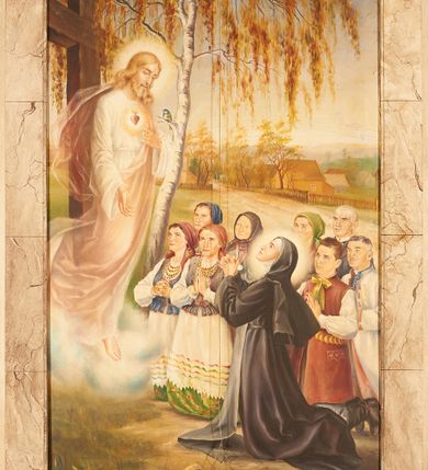 Zdjęcie nr 1: Obraz w kształcie stojącego prostokąta, ujęty prostą, drewnianą ramą dekorowaną polichromią imitującą marmur. Scena wizji św. Małgorzaty Marii Alacoque rozgrywa się na tle wiejskiego pejzażu z widocznymi w oddali zabudowaniami. Na pierwszym planie klęcząca święta przedstawiona jako młoda kobieta ubrana w czarny strój zakonny, ukazana z lewego profilu. Głowa otoczona świetlistym nimbem uniesiona ku górze, ręce złożone w geście modlitwy. Święta Małgorzata w mistycznym zachwycie wpatruje się w ukazanego z lewej strony kompozycji Chrystusa stojącego na obłoku. Zbawiciel przedstawiony na tle krzyża wskazuje lewą ręką na widoczne na jego piersi gorejące serce, prawą wyciąga do świętej Małgorzaty. Został przedstawiony jako młody, jasnowłosy mężczyzna o łagodnych rysach twarzy. Wokół jego głowy widoczny jest świetlisty nimb. Chrystus ubrany jest w długą, białą tunikę oraz jasnoróżowy płaszcz o rozwianych połach. Stopu bose. Nieco z tyłu, za postacią św. Małgorzaty ukazane postaci klęczących mężczyzn i kobiet w strojach krakowskich oraz brzoza z siedzącym na jednej z gałęzi ptakiem. Kolorystyka obrazu jasna, utrzymana w pastelowych barwach.