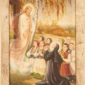 Zdjęcie nr 1: Obraz w kształcie stojącego prostokąta, ujęty prostą, drewnianą ramą dekorowaną polichromią imitującą marmur. Scena wizji św. Małgorzaty Marii Alacoque rozgrywa się na tle wiejskiego pejzażu z widocznymi w oddali zabudowaniami. Na pierwszym planie klęcząca święta przedstawiona jako młoda kobieta ubrana w czarny strój zakonny, ukazana z lewego profilu. Głowa otoczona świetlistym nimbem uniesiona ku górze, ręce złożone w geście modlitwy. Święta Małgorzata w mistycznym zachwycie wpatruje się w ukazanego z lewej strony kompozycji Chrystusa stojącego na obłoku. Zbawiciel przedstawiony na tle krzyża wskazuje lewą ręką na widoczne na jego piersi gorejące serce, prawą wyciąga do świętej Małgorzaty. Został przedstawiony jako młody, jasnowłosy mężczyzna o łagodnych rysach twarzy. Wokół jego głowy widoczny jest świetlisty nimb. Chrystus ubrany jest w długą, białą tunikę oraz jasnoróżowy płaszcz o rozwianych połach. Stopu bose. Nieco z tyłu, za postacią św. Małgorzaty ukazane postaci klęczących mężczyzn i kobiet w strojach krakowskich oraz brzoza z siedzącym na jednej z gałęzi ptakiem. Kolorystyka obrazu jasna, utrzymana w pastelowych barwach.