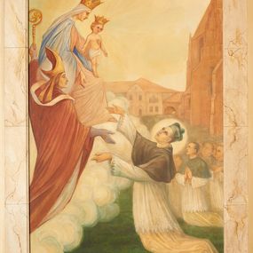 Zdjęcie nr 1: Obraz w kształcie stojącego prostokąta ujęty prostą, drewnianą ramą dekorowaną polichromią imitującą marmur. Obraz przedstawia wizję św. Stanisława Kazimierczyka, któremu ukazują się Matka Boska z Dzieciątkiem i św. Stanisław. Scena rozgrywa się na podwórku klasztoru kanoników regularnych w Krakowie. Na pierwszym planie, po prawej stronie kompozycji ukazany klęczący św. Stanisław Kazimierczyk odziany w uroczysty strój zakonny (biała sutanna, komża,  mucet, biret). Święty w mistycznym uniesieniu kieruje się do ukazujących się w obłokach Marii oraz św. Stanisława, wyciągając ku nim ręce. Wokół głowy ma świetlisty nimb. Matka Boska przedstawiona z prawego profilu siedzi na obłokach, trzymając na kolanach Dzieciątko Jezus. Ubrana w jasnoróżową suknię oraz jasnobłękitny płaszcz, na głowie biała chusta. Dzieciątko nagie z udrapowaną wokół bioder białą tkaniną. Na głowach obu postaci okazałe złote korony wysadzane kamieniami szlachetnymi. Obok Marii, w obłokach stojący św. Stanisław w stroju biskupim z infułą na głowie i paliuszem wokół szyi, wyciągający prawą rękę ku klęczącemu Stanisławowi Kazimierczykowi. Lewa ręka biskupa wsparta na złotym pastorale. Na plecach świętego obszerny, ciemnoczerwony płaszcz. Na dalszym planie widoczne zgromadzenie duchownych w strojach kanoników regularnych oraz bryła krakowskiego kościoła kanoników regularnych. Kolorystyka obrazu utrzymana w jasnych, pastelowych barwach.