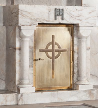 Zdjęcie nr 4: Ołtarz przyścienny, trójosiowy, jednokondygnacyjny, o formach architektonicznych, ustawiony na jednostopniowym podwyższeniu. Mensa kamienna, wsparta na dwóch półkolumnach o gładkich trzonach i kostkowych kapitelach z motywem krzyża greckiego. Antepedium gładkie, w formie alabastrowej płyty z umieszczonym centralnie metalowym krzyżem. Retabulum umieszczone na wysokim cokole. Oś środkowa nieco wyższa od osi skrajnych i wysunięta do przodu mieści zamkniętą półkoliście niszę z ustawioną na postumencie figurą Najświętszego Serca Jezusa. Powyżej niszy litery „Α” (álfa) i „Ω” (oméga). W zwieńczeniu płaskorzeźbione przedstawienie Gorejącego Serca, w okrągłym polu zakończonym krzyżem. Osie skrajne nastawy nieco niższe, zwieńczone fryzem arkadowym. W osi ołtarza alabastrowe tabernakulum ujęte parą półkolumn o gładkich trzonach i kostkowych kapitelach. Drzwiczki metalowe z motywem krzyża.