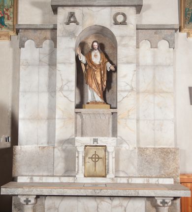 Zdjęcie nr 1: Ołtarz przyścienny, trójosiowy, jednokondygnacyjny, o formach architektonicznych, ustawiony na jednostopniowym podwyższeniu. Mensa kamienna, wsparta na dwóch półkolumnach o gładkich trzonach i kostkowych kapitelach z motywem krzyża greckiego. Antepedium gładkie, w formie alabastrowej płyty z umieszczonym centralnie metalowym krzyżem. Retabulum umieszczone na wysokim cokole. Oś środkowa nieco wyższa od osi skrajnych i wysunięta do przodu mieści zamkniętą półkoliście niszę z ustawioną na postumencie figurą Najświętszego Serca Jezusa. Powyżej niszy litery „Α” (álfa) i „Ω” (oméga). W zwieńczeniu płaskorzeźbione przedstawienie Gorejącego Serca, w okrągłym polu zakończonym krzyżem. Osie skrajne nastawy nieco niższe, zwieńczone fryzem arkadowym. W osi ołtarza alabastrowe tabernakulum ujęte parą półkolumn o gładkich trzonach i kostkowych kapitelach. Drzwiczki metalowe z motywem krzyża.