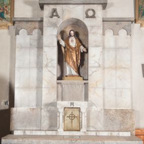 Zdjęcie nr 1: Ołtarz przyścienny, trójosiowy, jednokondygnacyjny, o formach architektonicznych, ustawiony na jednostopniowym podwyższeniu. Mensa kamienna, wsparta na dwóch półkolumnach o gładkich trzonach i kostkowych kapitelach z motywem krzyża greckiego. Antepedium gładkie, w formie alabastrowej płyty z umieszczonym centralnie metalowym krzyżem. Retabulum umieszczone na wysokim cokole. Oś środkowa nieco wyższa od osi skrajnych i wysunięta do przodu mieści zamkniętą półkoliście niszę z ustawioną na postumencie figurą Najświętszego Serca Jezusa. Powyżej niszy litery „Α” (álfa) i „Ω” (oméga). W zwieńczeniu płaskorzeźbione przedstawienie Gorejącego Serca, w okrągłym polu zakończonym krzyżem. Osie skrajne nastawy nieco niższe, zwieńczone fryzem arkadowym. W osi ołtarza alabastrowe tabernakulum ujęte parą półkolumn o gładkich trzonach i kostkowych kapitelach. Drzwiczki metalowe z motywem krzyża.
