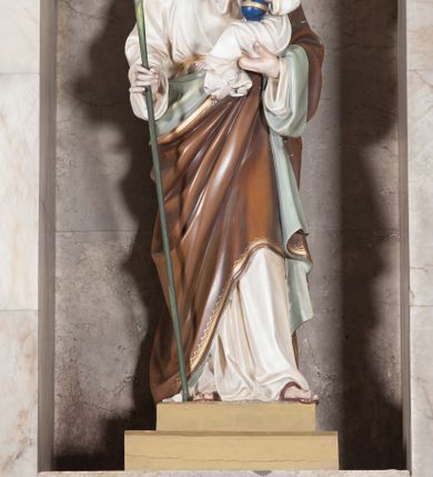 Zdjęcie nr 3: Ołtarz przyścienny, trójosiowy, jednokondygnacyjny, o formach architektonicznych, ustawiony na jednostopniowym podwyższeniu. Mensa kamienna, wsparta na dwóch półkolumnach o gładkich trzonach i kostkowych kapitelach z motywem krzyża greckiego. Antepedium gładkie, w formie alabastrowej płyty z umieszczonym centralnie metalowym krzyżem. Retabulum umieszczone na wysokim cokole. Oś środkowa nieco wyższa od osi skrajnych i wysunięta do przodu mieści zamkniętą półkoliście niszę z ustawioną na postumencie figurą przedstawiającą św. Józefa z Dzieciątkiem Jezus. Powyżej niszy litery „Α” (álfa) i „Ω” (oméga). W zwieńczeniu płaskorzeźbione przedstawienie kielicha z hostią ujętego wieńcem, w okrągłym polu zakończonym krzyżem. Osie skrajne nastawy nieco niższe, zwieńczone fryzem arkadowym. W osi ołtarza alabastrowe tabernakulum ujęte parą półkolumn o gładkich trzonach i kostkowych kapitelach. Drzwiczki metalowe z motywem krzyża.

