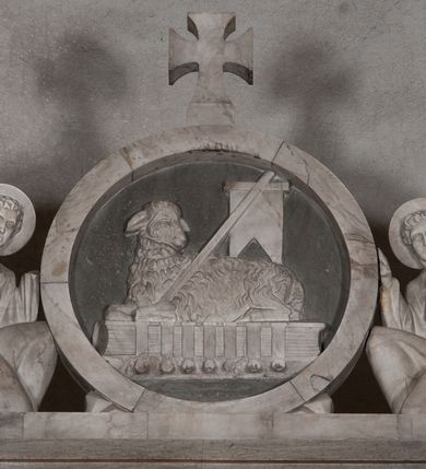 Zdjęcie nr 6: Ołtarz przyścienny, architektoniczny, pięcioosiowy, dwukondygnacyjny ze zwieńczeniem. Mensa kamienna, w formie stołu wsparta na parach kolumn o kostkowych kapitelach. Antepedium również kamienne, z umieszczonym w centrum monogramem IHS zwieńczonym krzyżem. Kondygnacja pierwsza artykułowana pięcioma arkadami ujętymi kolumienkami o kostkowych kapitelach. W arkadach umieszczone płaskorzeźbione postaci czterech ewangelistów: Jana, Marka, Łukasza i Mateusza. W osi środkowej prostopadłościenne, alabastrowe tabernakulum z tronem wystawienia nakrytym kamiennym baldachimem w formie kopuły wspartej na czterech kolumnach o kostkowych kapitelach. Na drzwiczkach umieszczony krzyż na tle glorii promienistej flankowany przez postaci klęczących aniołów. Kondygnacja druga artykułowana arkadami wspartymi na kolumnach o kostkowych kapitelach. W arkadach umieszczone dary wotywne. W osi środkowej znajduje się obraz Matki Boskiej z Dzieciątkiem w prostokątnej, złotej ramie. Struktura zwieńczona profilowanym gzymsem, ponad którym umieszczono płaskorzeźbione przedstawienie Baranka Apokaliptycznego ujętego medalionem zwieńczonym krzyżem oraz flankowanego przez postaci dwóch klęczących aniołów.
