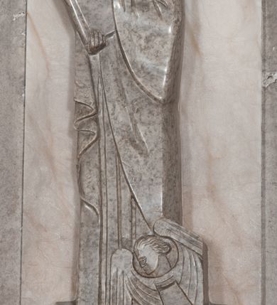 Zdjęcie nr 4: Ołtarz przyścienny, architektoniczny, pięcioosiowy, dwukondygnacyjny ze zwieńczeniem. Mensa kamienna, w formie stołu wsparta na parach kolumn o kostkowych kapitelach. Antepedium również kamienne, z umieszczonym w centrum monogramem IHS zwieńczonym krzyżem. Kondygnacja pierwsza artykułowana pięcioma arkadami ujętymi kolumienkami o kostkowych kapitelach. W arkadach umieszczone płaskorzeźbione postaci czterech ewangelistów: Jana, Marka, Łukasza i Mateusza. W osi środkowej prostopadłościenne, alabastrowe tabernakulum z tronem wystawienia nakrytym kamiennym baldachimem w formie kopuły wspartej na czterech kolumnach o kostkowych kapitelach. Na drzwiczkach umieszczony krzyż na tle glorii promienistej flankowany przez postaci klęczących aniołów. Kondygnacja druga artykułowana arkadami wspartymi na kolumnach o kostkowych kapitelach. W arkadach umieszczone dary wotywne. W osi środkowej znajduje się obraz Matki Boskiej z Dzieciątkiem w prostokątnej, złotej ramie. Struktura zwieńczona profilowanym gzymsem, ponad którym umieszczono płaskorzeźbione przedstawienie Baranka Apokaliptycznego ujętego medalionem zwieńczonym krzyżem oraz flankowanego przez postaci dwóch klęczących aniołów.
