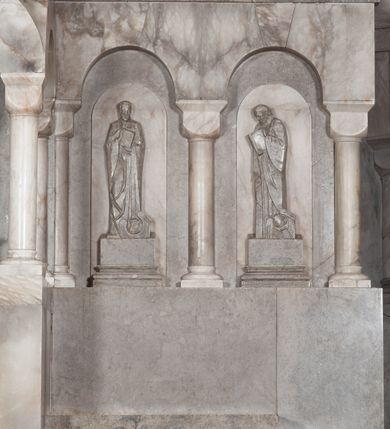 Zdjęcie nr 17: Ołtarz przyścienny, architektoniczny, pięcioosiowy, dwukondygnacyjny ze zwieńczeniem. Mensa kamienna, w formie stołu wsparta na parach kolumn o kostkowych kapitelach. Antepedium również kamienne, z umieszczonym w centrum monogramem IHS zwieńczonym krzyżem. Kondygnacja pierwsza artykułowana pięcioma arkadami ujętymi kolumienkami o kostkowych kapitelach. W arkadach umieszczone płaskorzeźbione postaci czterech ewangelistów: Jana, Marka, Łukasza i Mateusza. W osi środkowej prostopadłościenne, alabastrowe tabernakulum z tronem wystawienia nakrytym kamiennym baldachimem w formie kopuły wspartej na czterech kolumnach o kostkowych kapitelach. Na drzwiczkach umieszczony krzyż na tle glorii promienistej flankowany przez postaci klęczących aniołów. Kondygnacja druga artykułowana arkadami wspartymi na kolumnach o kostkowych kapitelach. W arkadach umieszczone dary wotywne. W osi środkowej znajduje się obraz Matki Boskiej z Dzieciątkiem w prostokątnej, złotej ramie. Struktura zwieńczona profilowanym gzymsem, ponad którym umieszczono płaskorzeźbione przedstawienie Baranka Apokaliptycznego ujętego medalionem zwieńczonym krzyżem oraz flankowanego przez postaci dwóch klęczących aniołów.
