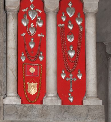 Zdjęcie nr 9: Ołtarz przyścienny, architektoniczny, pięcioosiowy, dwukondygnacyjny ze zwieńczeniem. Mensa kamienna, w formie stołu wsparta na parach kolumn o kostkowych kapitelach. Antepedium również kamienne, z umieszczonym w centrum monogramem IHS zwieńczonym krzyżem. Kondygnacja pierwsza artykułowana pięcioma arkadami ujętymi kolumienkami o kostkowych kapitelach. W arkadach umieszczone płaskorzeźbione postaci czterech ewangelistów: Jana, Marka, Łukasza i Mateusza. W osi środkowej prostopadłościenne, alabastrowe tabernakulum z tronem wystawienia nakrytym kamiennym baldachimem w formie kopuły wspartej na czterech kolumnach o kostkowych kapitelach. Na drzwiczkach umieszczony krzyż na tle glorii promienistej flankowany przez postaci klęczących aniołów. Kondygnacja druga artykułowana arkadami wspartymi na kolumnach o kostkowych kapitelach. W arkadach umieszczone dary wotywne. W osi środkowej znajduje się obraz Matki Boskiej z Dzieciątkiem w prostokątnej, złotej ramie. Struktura zwieńczona profilowanym gzymsem, ponad którym umieszczono płaskorzeźbione przedstawienie Baranka Apokaliptycznego ujętego medalionem zwieńczonym krzyżem oraz flankowanego przez postaci dwóch klęczących aniołów.
