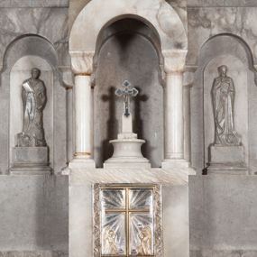 Zdjęcie nr 1: Prostopadłościenne, alabastrowe tabernakulum z tronem wystawienia nakrytym kamiennym baldachimem w formie kopuły wspartej na czterech kolumnach o kostkowych kapitelach. Na metalowych drzwiczkach umieszczony krzyż na tle glorii promienistej flankowany przez postaci klęczących aniołów. 