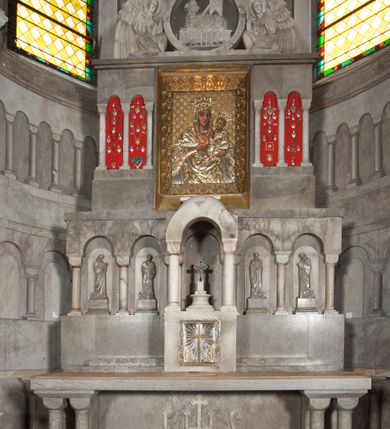 Zdjęcie nr 4: Prostopadłościenne, alabastrowe tabernakulum z tronem wystawienia nakrytym kamiennym baldachimem w formie kopuły wspartej na czterech kolumnach o kostkowych kapitelach. Na metalowych drzwiczkach umieszczony krzyż na tle glorii promienistej flankowany przez postaci klęczących aniołów. 