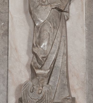 Zdjęcie nr 4: Płaskorzeźbione przedstawienia ewangelistów ukazanych całopostaciowo, w pozycji stojącej, umieszczone na prostopadłościennych, profilowanych u podstawy postumentach. Święty Jan Ewangelista ujęty jako młody, długowłosy mężczyzna z ciałem zwróconym w trzech czwartych w lewo. Głowa pochylona do dołu, twarz szczupła, o regularnych rysach i prostym nosie. Święty w swojej lewej ręce trzyma otwartą księgę, prawą dłonią wskazuje na zapisany w niej tekst. Postać ubrana w długą, obszerną szatę o szerokich rękawach i luźno przerzucony przez prawe ramię płaszcz. U stóp świętego z lewej strony kompozycji przedstawiony atrybut św. Jana – orzeł. Święty Marek został ukazany frontalnie, jako dojrzały, krótkowłosy mężczyzna. Głowa przechylona nieznacznie w lewą stronę, twarz okrągła z wyraźnie zaznaczonym, prostym nosem. Święty w swojej prawej, ugiętej w łokciu ręce trzyma zamkniętą księgę. Lewa ręka o wyraźnie zaznaczonej muskulaturze opuszczona wzdłuż ciała, dłoń wsparta na udzie. Postać ubrana w długą szatę o krótkim rękawie oraz obszerny, luźno zarzucony na prawe ramię płaszcz. U stóp świętego, z lewej strony kompozycji ukazany atrybut w postaci uskrzydlonej lwiej głowy. Święty Łukasz został przedstawiony frontalnie jako dojrzały, krótkowłosy mężczyzna o owalnej twarzy i krótkiej brodzie. Postać oburącz trzyma zamkniętą księgę. Święty ubrany jest w długą szatę oraz okrywający całą sylwetkę płaszcz. U stóp postaci z prawej strony kompozycji przedstawiono atrybut św. Łukasza w postaci uskrzydlonej głowy wołu. Ostatni z ewangelistów – św. Mateusz został ukazany ciałem zwróconym w trzech czwartych w prawo i głową ujętą z profilu oraz pochyloną do dołu. Ewangelistę przedstawiono jako starszego mężczyznę o dłuższych, falowanych i przerzedzonych nad czołem włosach i krótkiej brodzie. Postać ubrana w długą szatę oraz obszerny płaszcz w obu rękach trzyma zamkniętą księgę. U stóp św. Mateusza, z prawej strony kompozycji przedstawiono jego atrybut – uskrzydloną głowę anioła. 