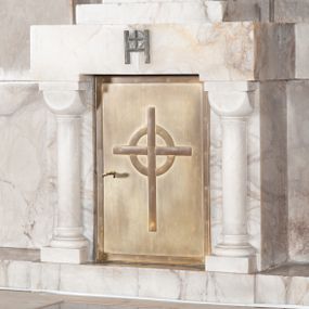 Zdjęcie nr 1: Umieszczone w osi ołtarza prostopadłościenne, alabastrowe tabernakulum ujęte parą półkolumn o gładkich trzonach i kostkowych kapitelach dźwigających prosty gzyms, na którym schodkowy tron wystawienia. Na gzymsie odlewana plakieta z umieszczoną na literze „H” hostią z krzyżem. Drzwiczki metalowe, gładkie z motywem krzyża.