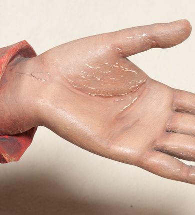 Zdjęcie nr 4: Rzeźba ustawiona na niewysokim, prostopadłościennym postumencie oraz na konsoli w kształcie fragmentu pilastra o kanelowanym trzonie i kapitelu dekorowanego motywem wolich oczu. Na tle krzyża z luźno przewieszoną przez poziomą belkę białą tkaniną ukazani Maria oraz martwy Chrystus. Jezus o szczupłym, muskularnym ciele z widocznymi śladami męki ukazany w pozycji półleżącej z torsem i ramionami wspartymi o postać Marii. Ręce ułożone luźno wzdłuż ciała. Głowa Chrystusa opada na prawe ramię postaci; twarz szczupła z wyraźnie zarysowanymi kośćmi policzkowymi, oczy zamknięte. Długie, brązowe włosy z przedziałkiem pośrodku głowy skręcają się w spiralne loki. Na twarzy krótki zarost. Wokół bioder Chrystusa luźno owinięte białe perizonium. Maria ukazana w pozycji klęczącej z rękoma uniesionymi na boki w dynamicznym geście. Głowa pochylona nieznacznie do dołu, w kierunku ciała Chrystusa. Twarz Marii szczupła, owalna z głęboko osadzonymi, dużymi oczami oraz wydatnym, prostym nosem. Postać ubrana jest w czerwoną suknię z długimi rękawami, niebieski płaszcz oraz białą chustę z podwiką wokół szyi. Po lewej stronie kompozycji, spod sukni widoczna jest bosa stopa.  