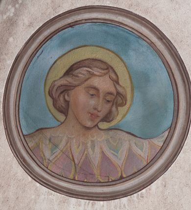 Zdjęcie nr 5: Prezbiterium: 
Sklepienie krzyżowo-żebrowe, dwuprzęsłowe. Pola sklepienne malowane są na kolor beżowy. Od strony wschodniej z centralnie umieszczonymi trzema kolistymi medalionami, mieszczącymi przedstawienie gołębicy Ducha Świętego w obłokach na błękitnym tle (w medalionie centralnym) oraz przeciwstawnie ustawione popiersia dwóch serafinów przedstawionych jako jasnowłosi młodzieńcy w pastelowych szatach, z nimbem wokół głowy (w medalionach skrajnych). W ścianach tarczowych umieszczone wizerunki czterech ewangelistów wraz z ich atrybutami. W pierwszym od wschodu przęśle przedstawienie św. Jana z orłem (po lewej od ołtarza) i św. Mateusza z aniołem (po prawej). W przęśle drugim wizerunek św. Łukasza z uskrzydlonym bykiem (po lewej) i św. Marka z uskrzydlonym lwem (po prawej). Ewangeliści ukazani w popiersiu, na tle błękitnego nieba, obłoków i promienistego nimbu. W dolnej części każdej z kompozycji przedstawione symbole każdego z ewangelistów. Święty Jan ukazany jako młody, jasnowłosy mężczyzna z głową zwróconą w prawo. Ubrany jest w jasnozieloną szatę oraz luźno przerzucony przez ramię różowy płaszcz. W prawym ręku trzyma pióro, w lewym księgę. Świętego Mateusza przedstawiono jako starszego, siwowłosego i brodatego mężczyznę z głową zwróconą w lewo. Ubrany jest w złotą szatę oraz błękitny płaszcz. Swoją lewą rękę składa na piersi, prawą wskazuje w dół. Święty Łukasz przedstawiony jest jako starszy siwowłosy i brodaty mężczyzna ukazany w dynamicznej pozie – z głową z profilu zwróconą w lewo oraz lewą ręką uniesioną do góry. Postać ubrana jest w jasnofioletową szatę oraz błękitny płaszcz. Świętego Marka przedstawiono z ciałem zwróconym w trzech czwartych w prawo i głową ujętą z profilu. Ewangelistę ukazano jako dojrzałego, brodatego mężczyznę o ostrych rysach. Ubrany jest w różową szatę oraz błękitny płaszcz z jasnozieloną podszewką. W swoim prawym ręku trzyma pióro. Elementy architektoniczne takie jak żebra sklepienne, obramienia okien i arkadowych nisz oraz gzyms przebiegający na linii parapetów okiennych są polichromowane w odcieniach szarości z efektem marmoryzacji naśladującej kolorystykę alabastrowych elementów wyposażenia kościoła.
Arkada i ściana tęczowa: Na ścianie tęczowej znajduje się wielopostaciowa, figuralna kompozycja z umieszczonym w centrum przedstawieniem Matki Boskiej Częstochowskiej unoszącej się na skrzydłach orła białego. Przedstawienie to jest flankowane przez dwie grupy świętych. Popiersie Marii z Dzieciątkiem ukazano na tle obłoków oraz promienistej glorii oraz ujęto wieńcem dwunastu gwiazd. Z lewej strony kompozycji ukazano sześcioosobową grupę klęczących świętych, zwracających się w kierunku Marii. Od lewej przedstawiony św. Andrzej Bobola z rękoma skrzyżowanymi na piersi, św. Wojciech w infule i paliuszu szeroko rozpościerający ramiona, św. Kinga w brązowym habicie klaryski z koroną na głowie, błogosławiona Bronisława w jasnoróżowym habicie, z krucyfiksem w dłoni, św. Stanisław biskup i męczennik z pastorałem w dłoni oraz infule na głowie i św. Jadwiga Królowa przedstawiona w złotej koronie i gronostajowym płaszczu. Sześcioosobową grupę świętych ukazanych z prawej strony kompozycji od lewej otwiera postać św. Jana Kantego przedstawionego w birecie oraz obszernym, czerwonym płaszczu z gronostajowym kołnierzem. Za nim przedstawiony św. Stanisław Kostka z rękoma skrzyżowanymi na piersi, następnie św. Jacek w habicie dominikańskim z monstrancją w ręku, błogosławiony Wincenty Kadłubek w stroju biskupim, św. Kazimierz Królewicz w mitrze książęcej oraz czerwonym płaszczu podbitym gronostajem i błogosławiona Salomea przedstawiona w brązowym habicie klaryski, z mitrą na głowie.  
Nawa główna: W nawie sklepienie kolebkowe z lunetami, trójprzęsłowe. Pola sklepienne malowane na kolor jasnobeżowy. W każdym z przęseł, w lunetach sceny figuralne, tworzące cykl ikonograficzny obrazujący sceny z życia Chrystusa i Marii. Wszystkie sceny umieszczone na tle nieba i obłoków. Cykl otwiera scena Zwiastowania umieszczona w pierwszym od prezbiterium przęśle sklepienia po lewej (północnej) stronie. W obłokach ukazani Maria (z prawej) oraz archanioł Gabriel (z lewej), ponad którymi unosi się gołębica Ducha Świętego otoczona świetlistą glorią. Maria przedstawiona jako młoda, jasnowłosa kobieta z ciałem zwróconym w prawo. Głowa otoczona nimbem, pochylona do dołu, prawa ręka złożona na piersi. Postać ubrana jest w białą suknię oraz błękitny płaszcz. Archanioł Gabriel ukazany z profilu w dynamicznej pozie z prawą ręką uniesioną do góry i lewą wyciągniętą do przodu, w której trzyma kwiat lilii. Anioł ubrany jest w długą, jasnoróżową szatę. W kolejnym przęśle przedstawiono Boże Narodzenie. W dolnej części kompozycji ukazani św. Józef (z lewej) i Maria (z prawej) klęczący w obłokach, obok żłóbka z Dzieciątkiem Jezus. Józef ukazany jako dojrzały, brodaty mężczyzna w żółtej szacie i zielonym płaszczu, trzymający w prawej ręce kwiat lilii. Maria przedstawiona jako młoda kobieta z dłońmi złożonymi w geście modlitwy, ubrana w jasnoróżową szatę oraz błękitny płaszcz, którego poła nakrywa jej głowę. Dzieciątko Jezus przepasane białą materią, ukazane frontalnie z rękami wyciągniętymi do góry. W górnej części kompozycji przedstawiony frontalnie długowłosy anioł w jasnozielonej szacie trzymający oburącz banderolę z napisem „GLORIA IN EXCELSIS DEO”. W trzecim przęśle scena Modlitwy w Ogrójcu. Z lewej strony kompozycji przedstawiony z profilu, klęczący Chrystus unoszący do góry ręce złożone w geście modlitwy. Postać ubrana w długą, białą szatę oraz luźno przerzucony przez ramię jasnobłękitny płaszcz. Z prawej strony kompozycji, naprzeciw Chrystusa ukazujący się w obłokach anioł trzymający złoty kielich. Anioł przedstawiony jako długowłosa, młodzieńcza postać ubrana w biało-zielone szaty. Wokół obu postaci rama utworzona z ciemnoszarych, skłębionych obłoków. Kolejne przedstawienia figuralne znajdują się w prawej (południowej) części sklepienia. W pierwszym od strony chóru przęśle przedstawiono Ukrzyżowanie. W centrum kompozycji ukrzyżowany Chrystus z ramionami uniesionymi do góry, tworzącymi linię litery „V”, uniesioną głową w koronie cierniowej oraz stopami przebitymi jednym gwoździem. Postać przepasana długim, białym perizonium. U stóp krzyża ukazani w dynamicznych pozach, z rękoma wzniesionymi do góry św. Jan Ewangelista (z lewej) oraz Maria (z prawej). Święty Jan ubrany w zieloną szatę oraz rozwiany żółto-różowy płaszcz. Maria ukazana w jasnoróżowej sukni oraz granatowo-zielonym płaszczu i chuście na głowie. W kolejnym przęśle przedstawiono scenę Zmartwychwstania. W centrum kompozycji ukazany frontalnie, całopostaciowo zmartwychwstały Chrystus w obszernym, układającym się w dynamicznie załamujące się fałdy, czerwonym płaszczu. Jezus prawą, uniesioną do góry ręką błogosławi, w lewej trzyma chorągiew paschalną. W dolnej części kompozycji przedstawiony anioł w błękitnej szacie podtrzymujący wieko grobowca. W ostatnim przęśle znajduje się scena Wniebowzięcia Marii. W centrum kompozycji, na jasnożółtym tle frontalnie przedstawiona, unosząca się ponad obłokami Maria. Postać ukazana jako młoda kobieta z głową otoczoną wieńcem z gwiazd i rękami uniesionymi do góry. Ubrana jest w jasnoróżową suknię oraz spięty pod szyją, błękitny płaszcz. W dolnej części kompozycji dwa anioły ukazane w dynamicznych pozach. Anioł z lewej strony w zielonej sukni, anioł z prawej w jasnoróżowej. Na ścianie zachodniej kościoła, na wysokości parapetu chóru muzycznego dwie prostokątne płyciny zamknięte łukiem półokrągłym. Płycina z lewej mieści przedstawienie św. Cecylii grającej na organach, płycina z prawej wizerunek króla Dawida grającego na harfie. Pasy gurtów sklepiennych w nawie dekorowane są geometryczną dekoracją z malowanymi pseudopłycinami w kształcie poziomego prostokąta o krótszych bokach zamkniętych łukiem półkolistym z uskokiem. Filary artykułujące nawę, parapet chóru muzycznego oraz gzyms na ścianie zachodniej świątyni polichromowane w odcieniach szarości z efektem marmoryzacji naśladującej kolorystykę alabastrowych elementów wyposażenia kościoła. 
